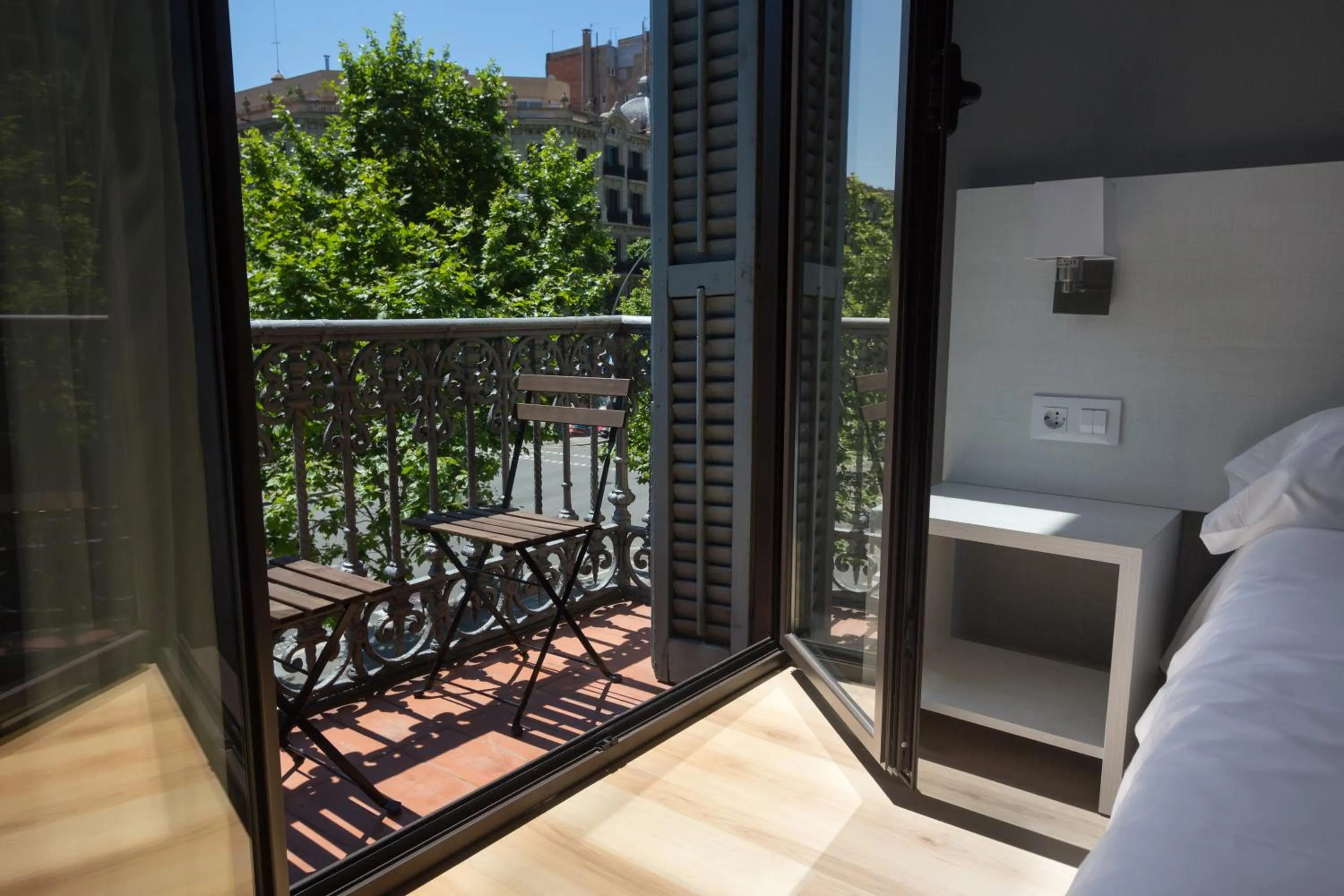 View (from property/room), Bed in Hostalin Barcelona Gran Via