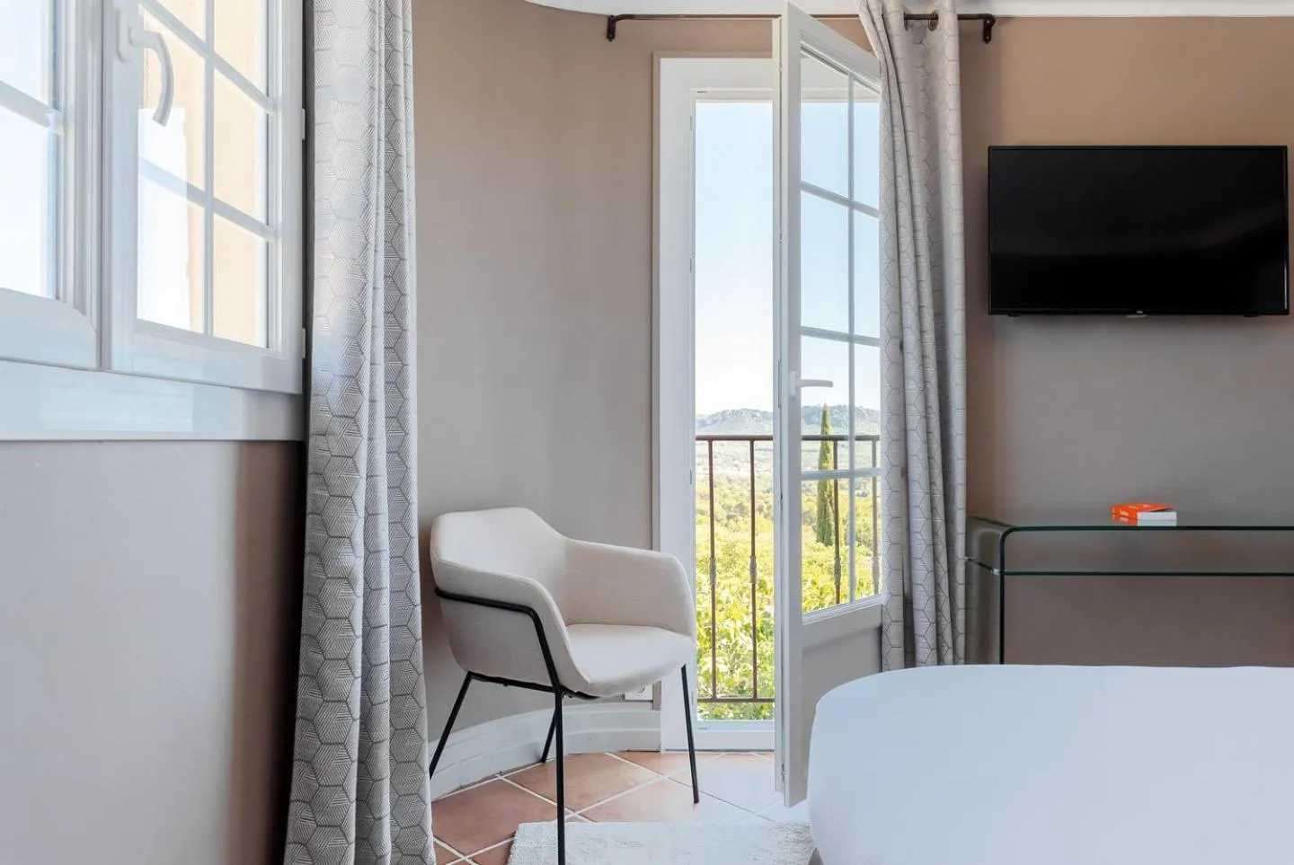 TV and multimedia, Bed in Maison Bérard Hôtel - Restaurant - Spa