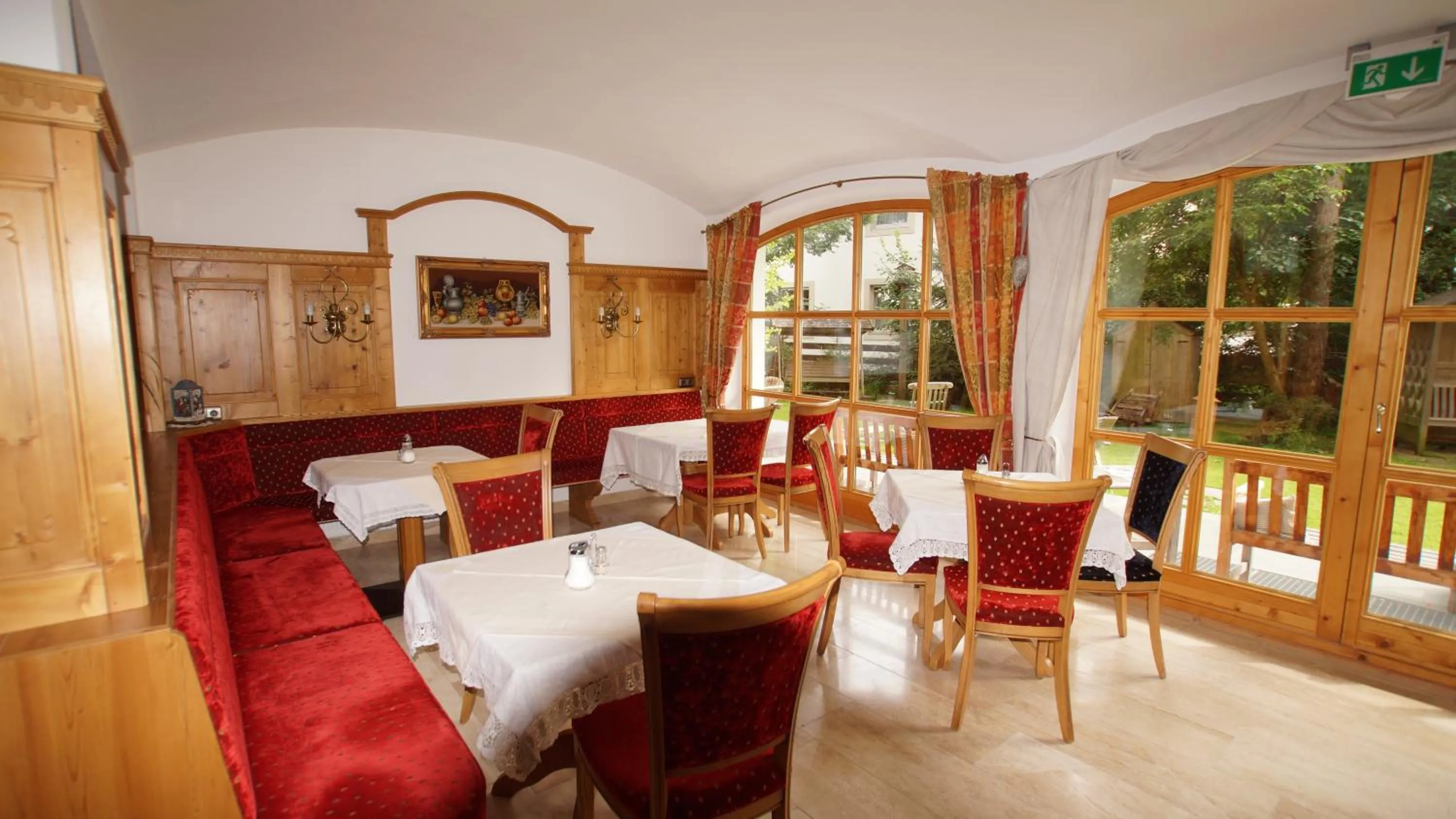 Restaurant/places to eat in Hotel Garni Obermair