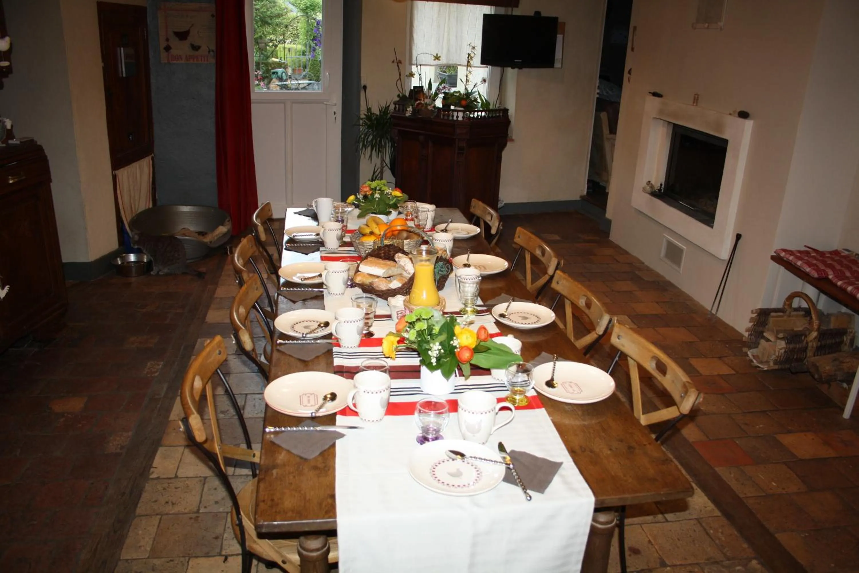 Restaurant/places to eat in Clos Mariotte