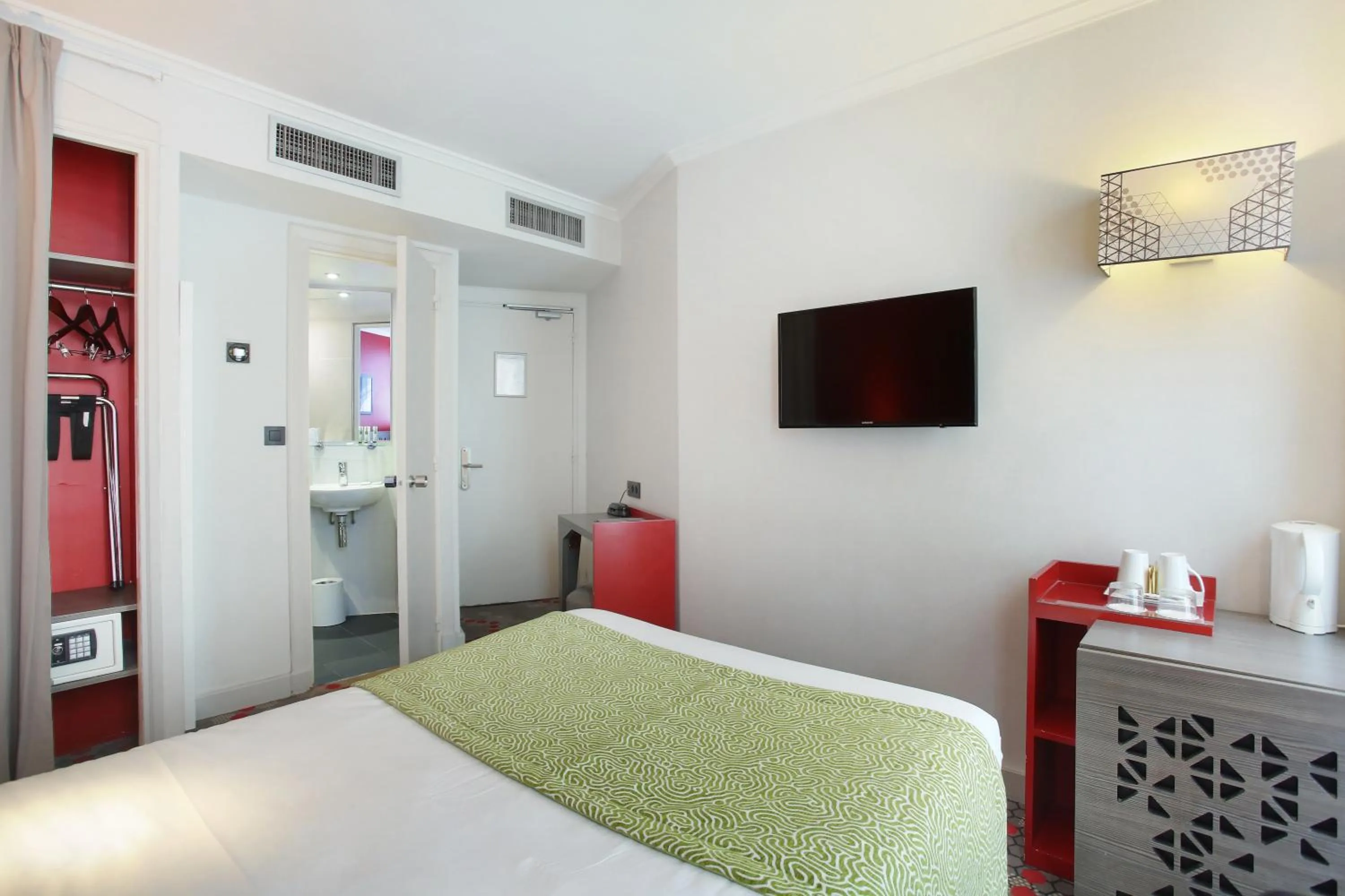 Bedroom, Bed in Hotel Eiffel Capitol