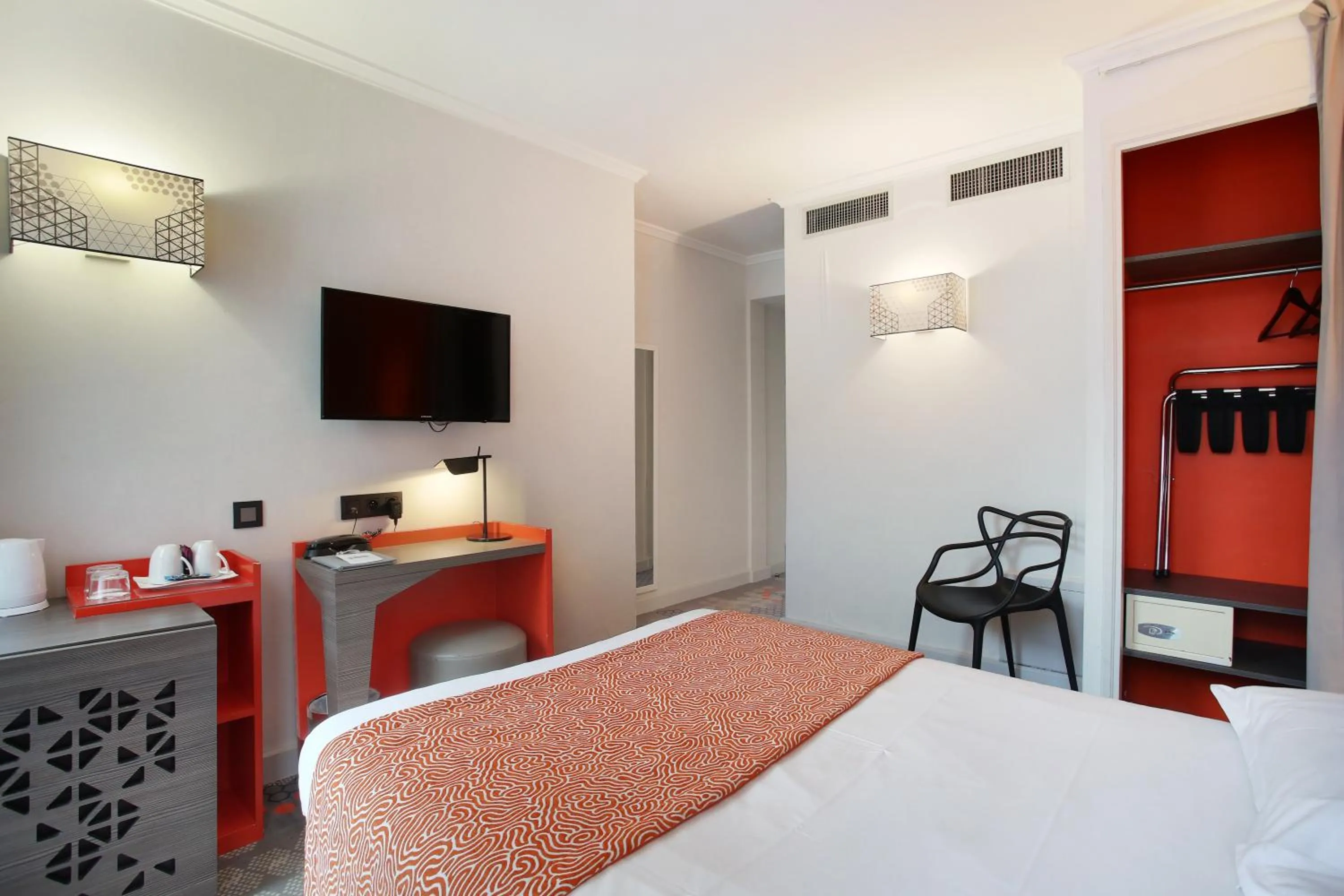 Bedroom, Bed in Hotel Eiffel Capitol