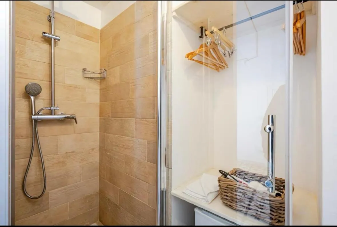 Shower in Nap25guesthouse