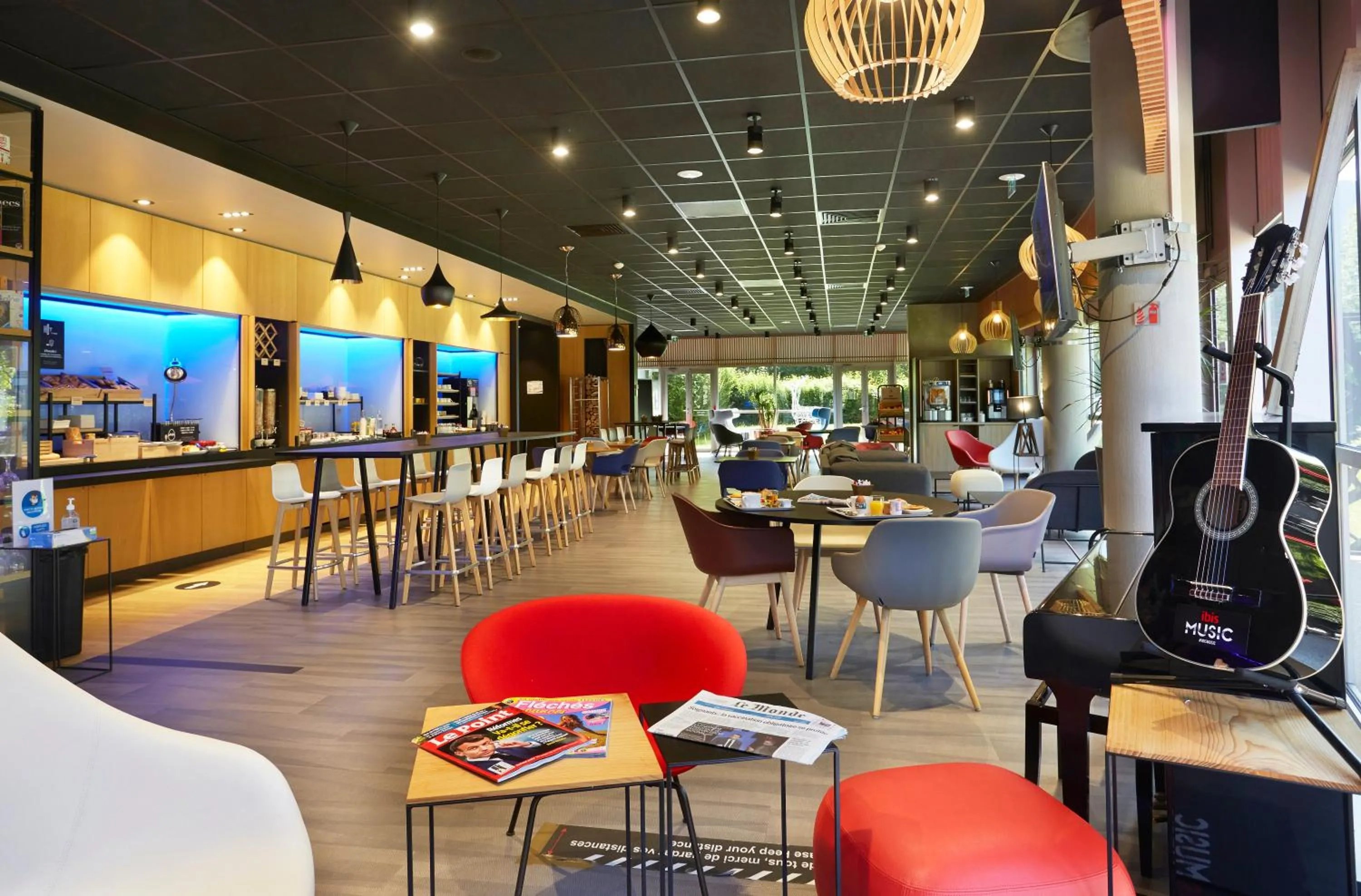 Communal lounge/ TV room in ibis Archamps Porte de Genève