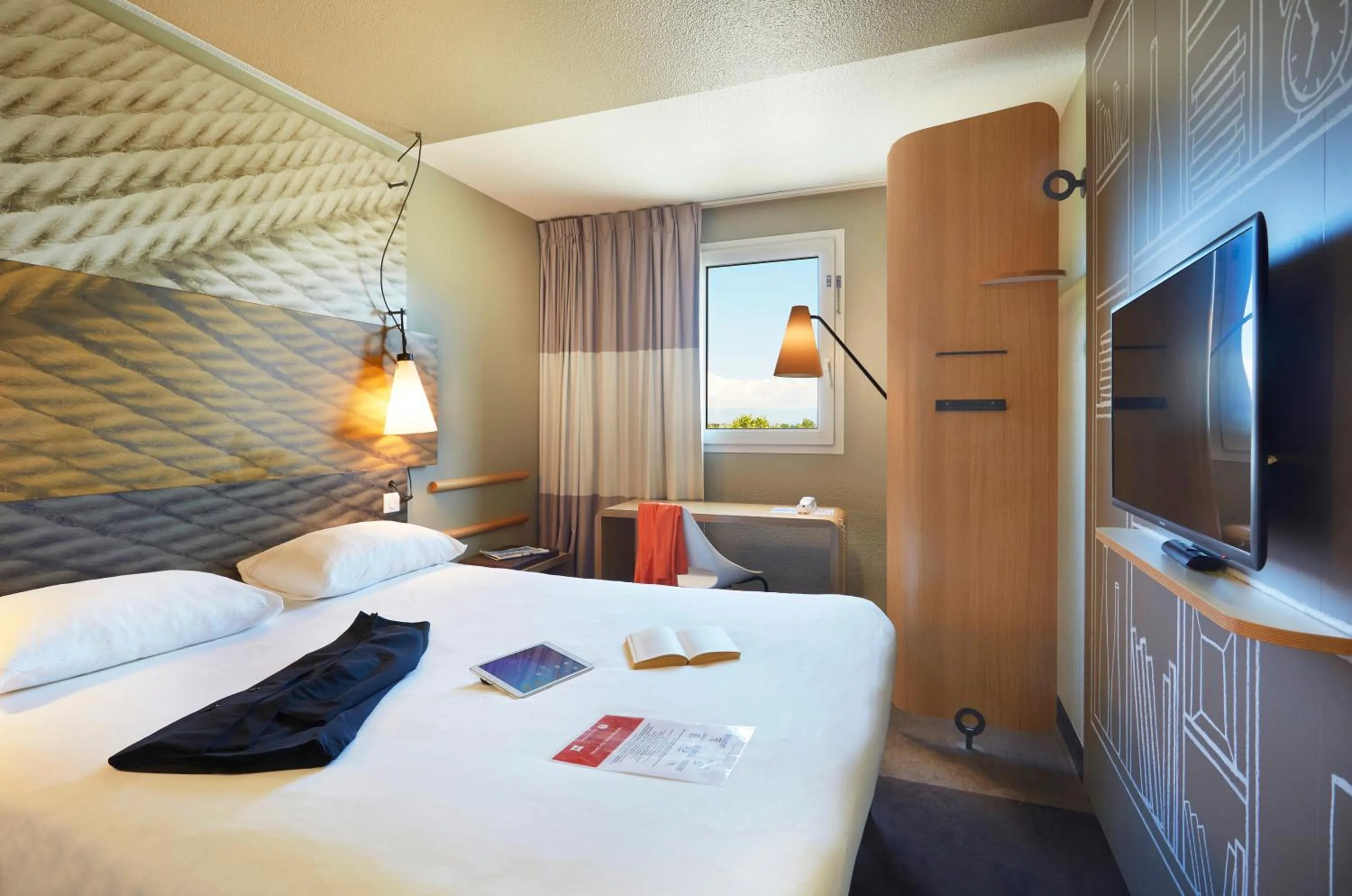 Photo of the whole room, Bed in ibis Archamps Porte de Genève