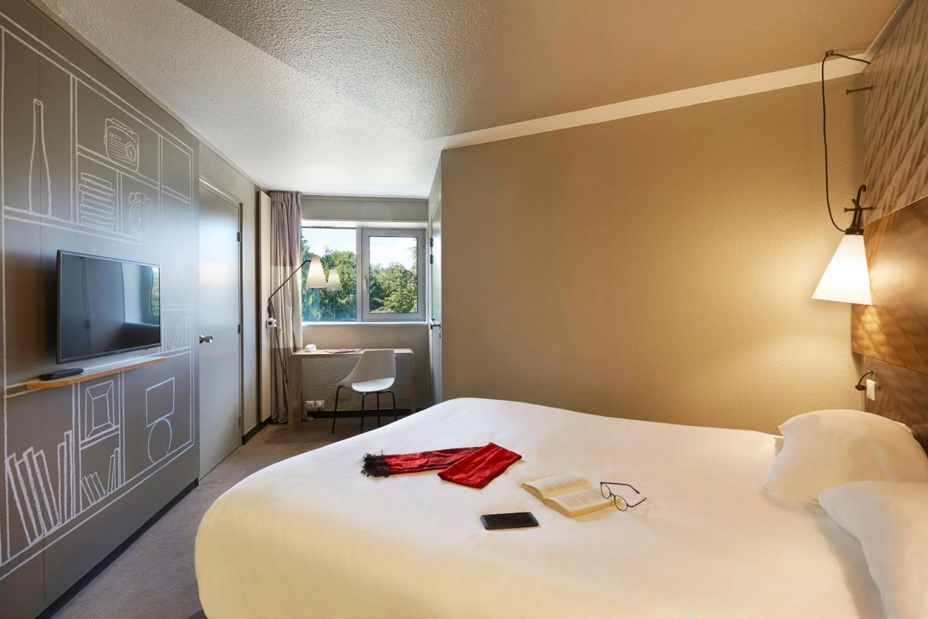 Photo of the whole room, Bed in ibis Archamps Porte de Genève