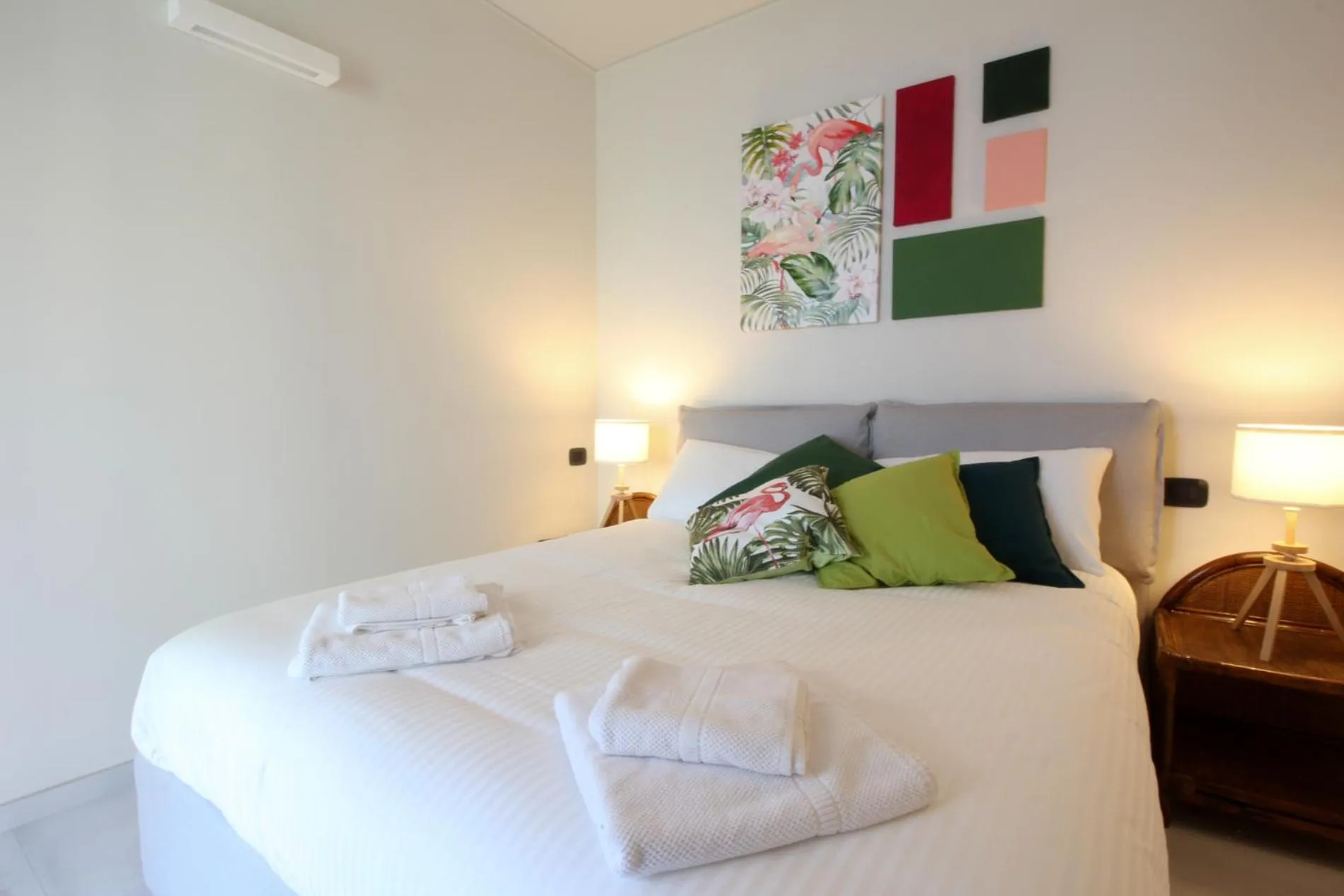 Bed in Parrots & Palms