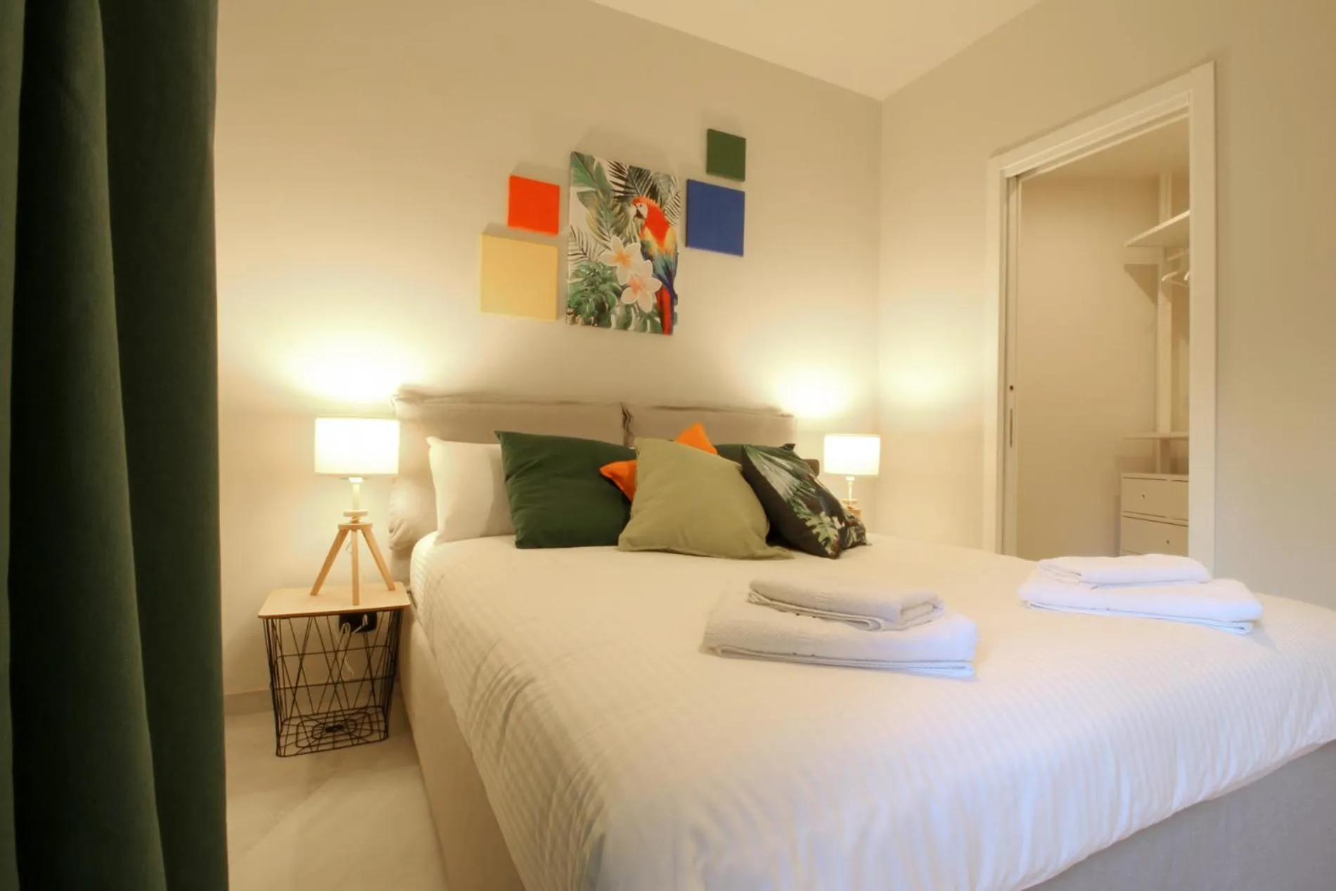 Bed in Parrots & Palms