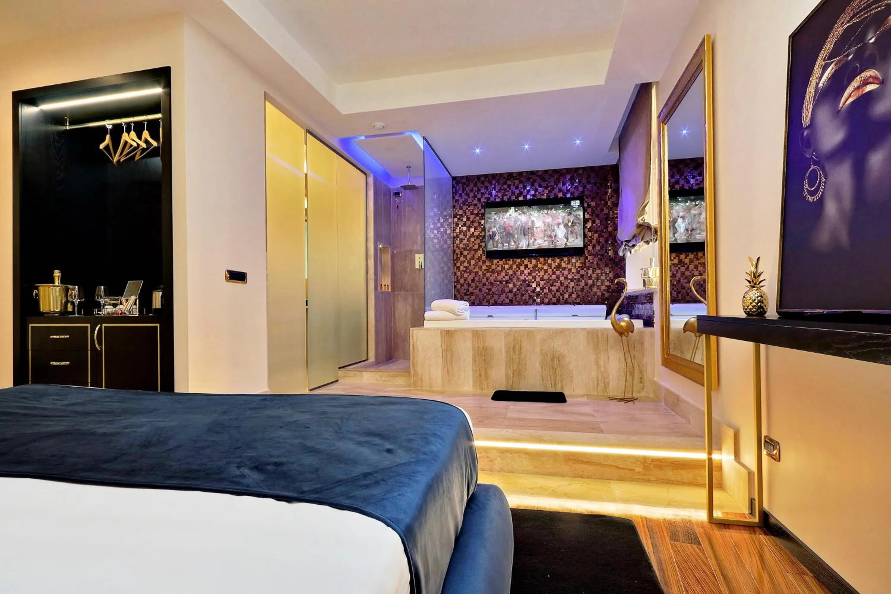 Photo of the whole room, Bed in Spanish Diamond Luxury Suites & Jacuzzi