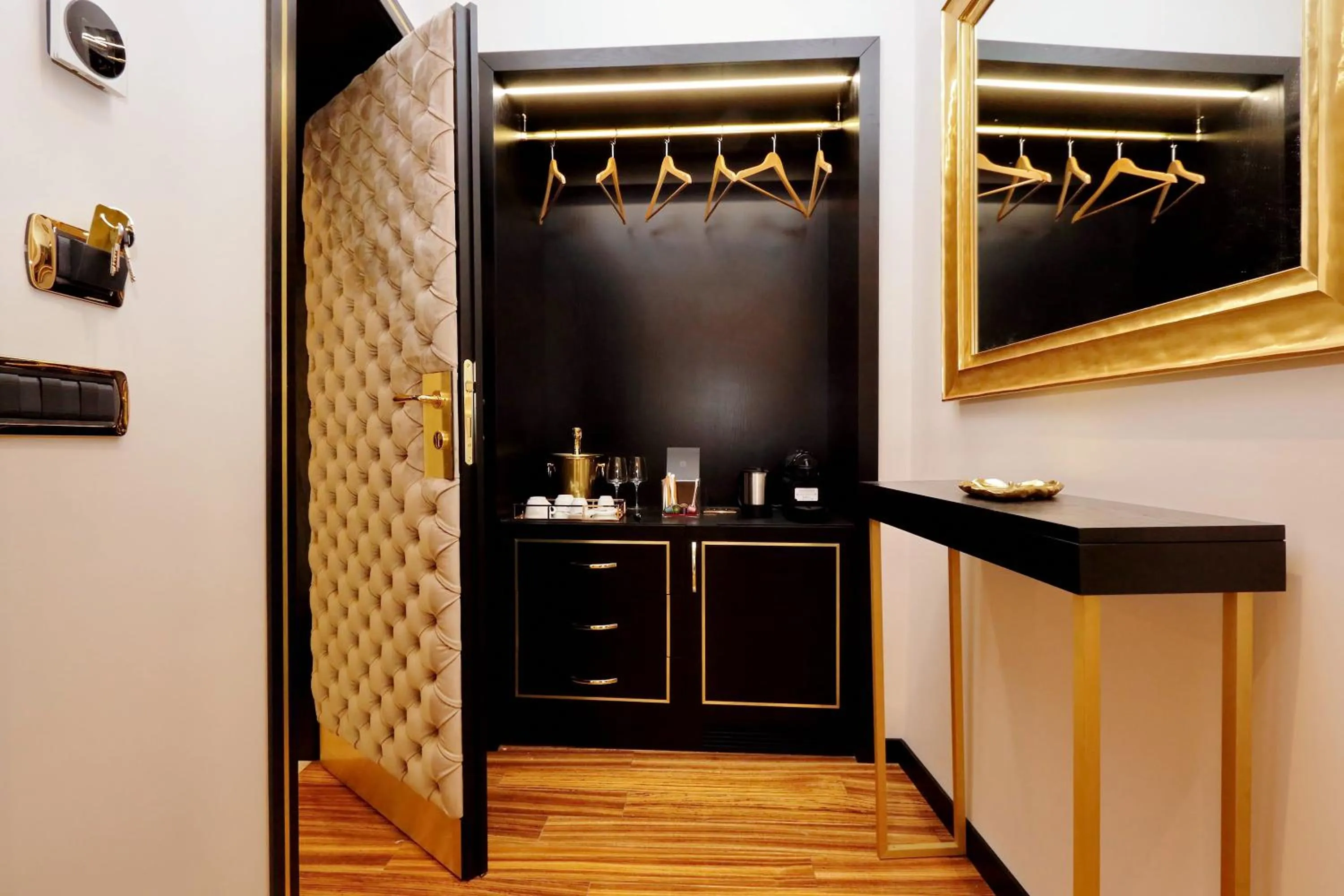 Drinks in Spanish Diamond Luxury Suites & Jacuzzi