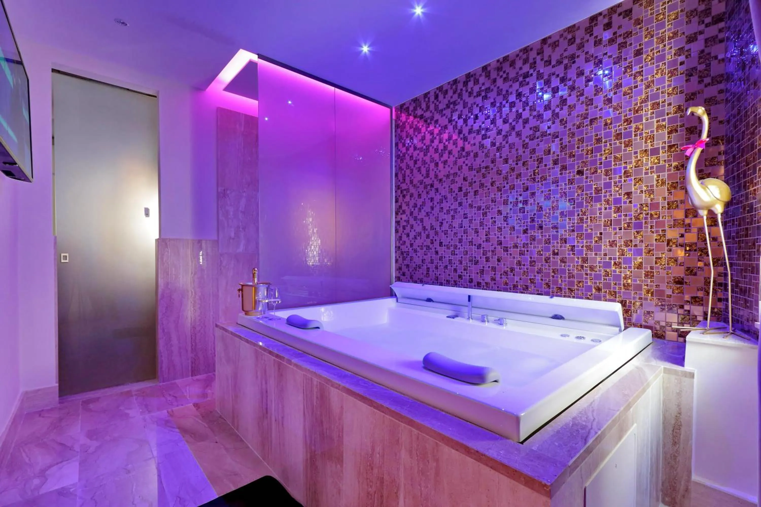 Hot Tub in Spanish Diamond Luxury Suites & Jacuzzi