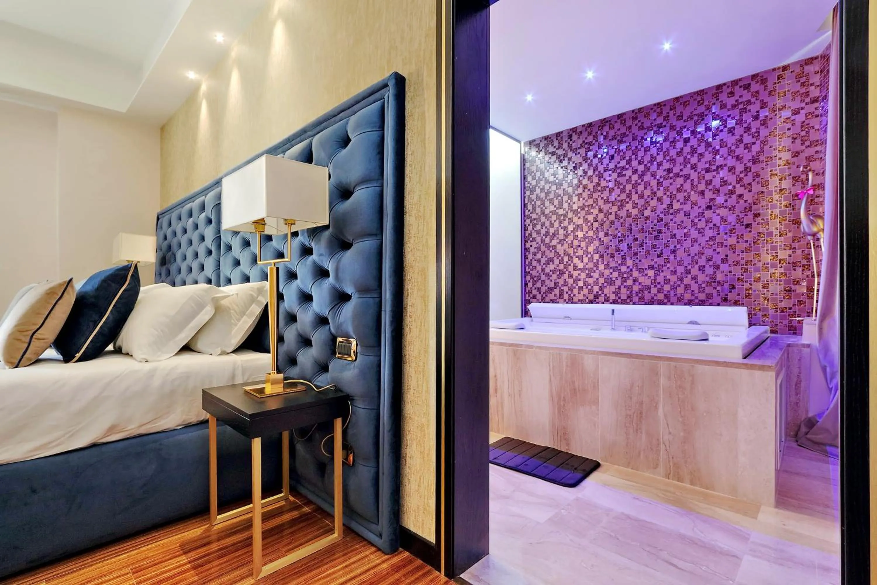 Hot Tub, Bed in Spanish Diamond Luxury Suites & Jacuzzi