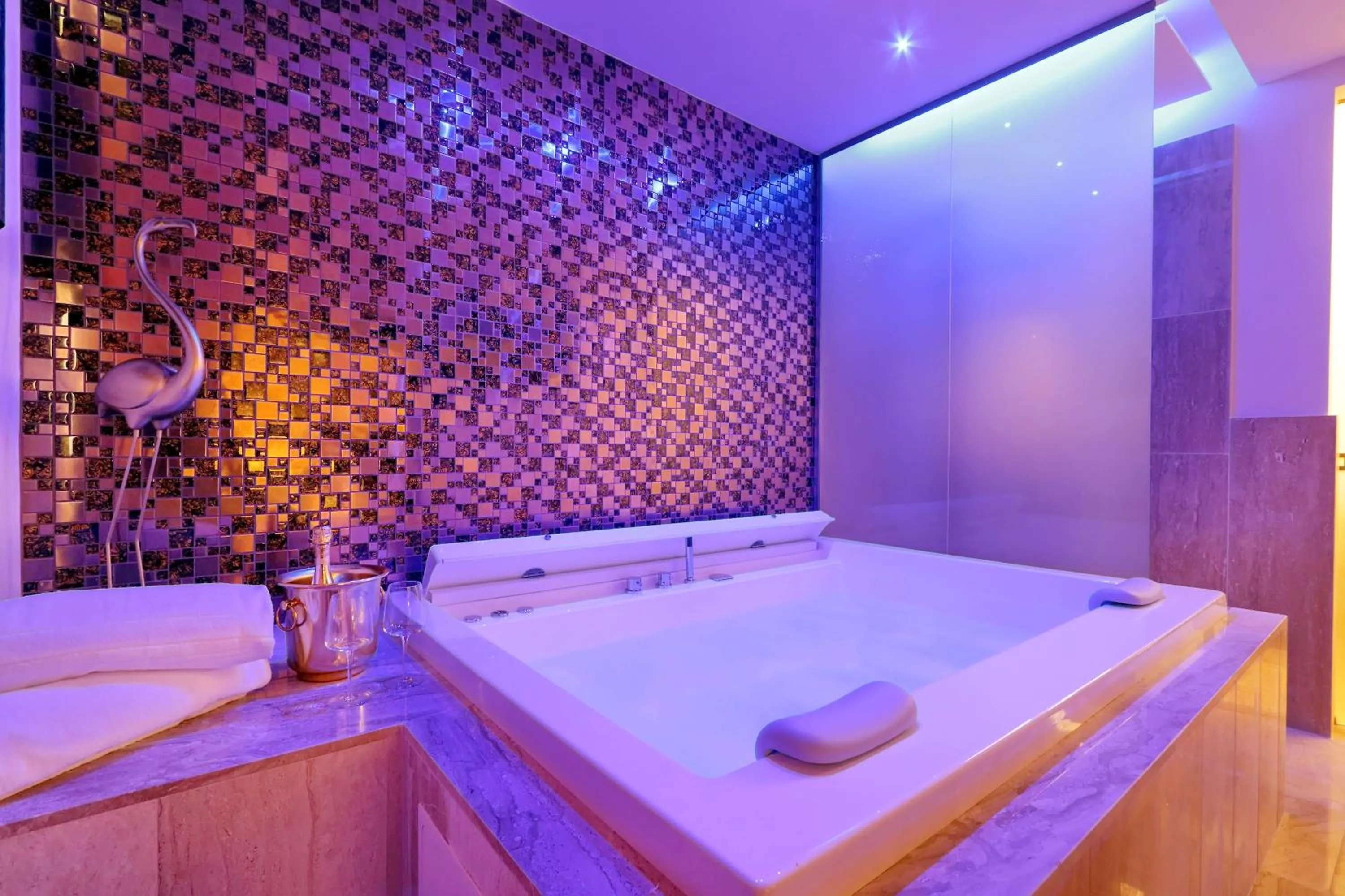 Hot Tub in Spanish Diamond Luxury Suites & Jacuzzi
