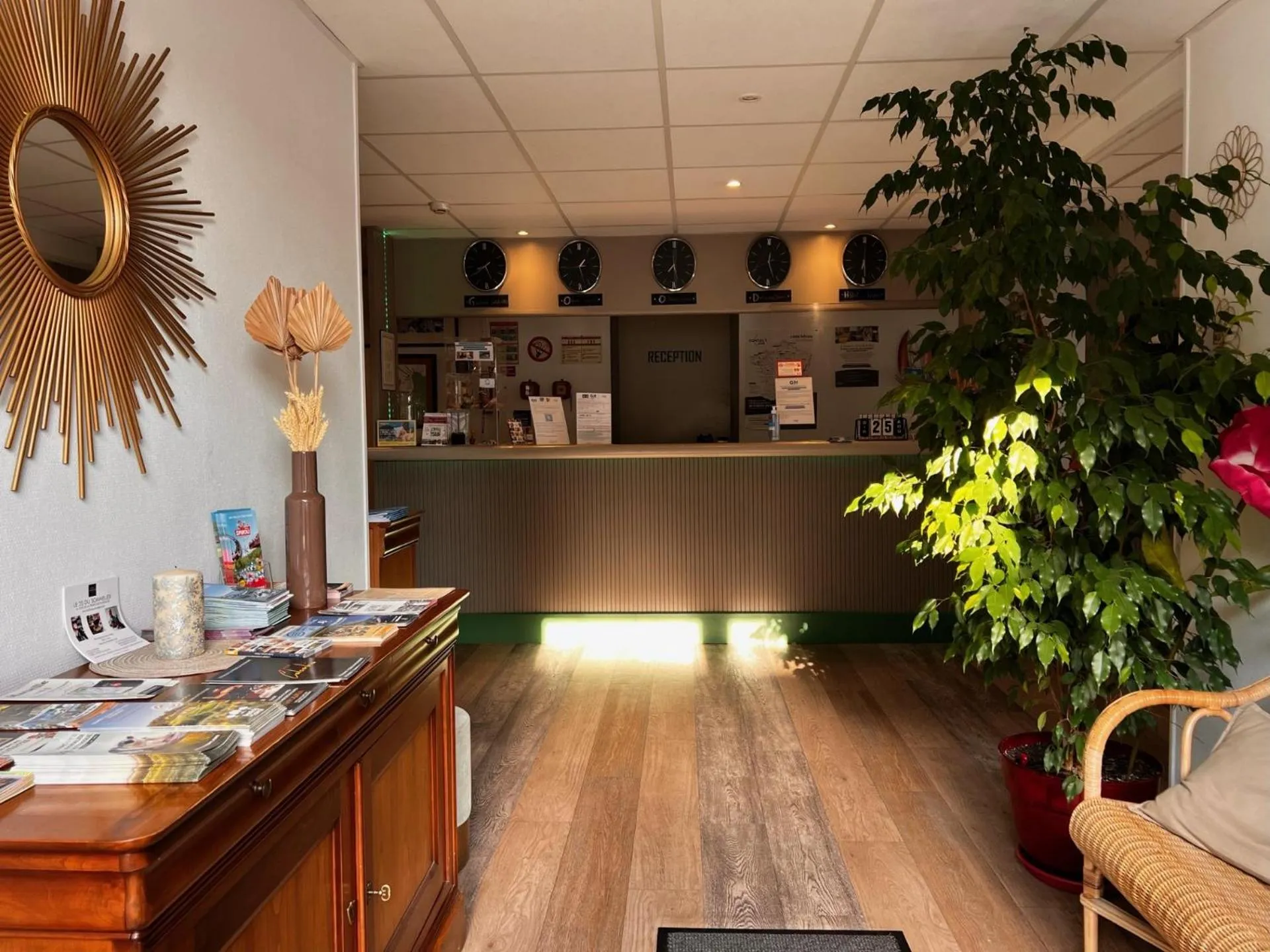 Lobby or reception in Contact Hôtel Marseille Aubagne