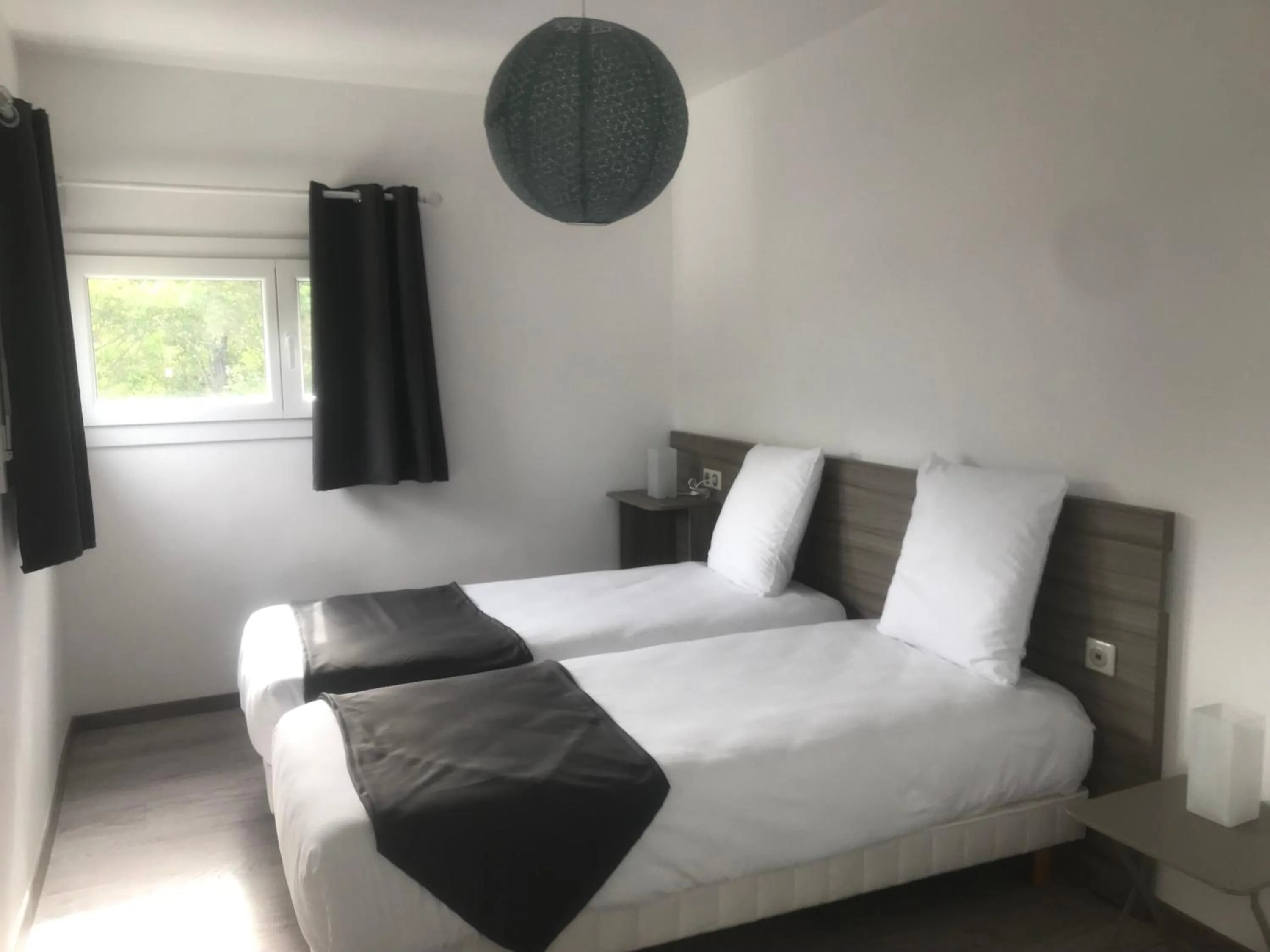 Bedroom, Bed in Contact Hôtel Marseille Aubagne