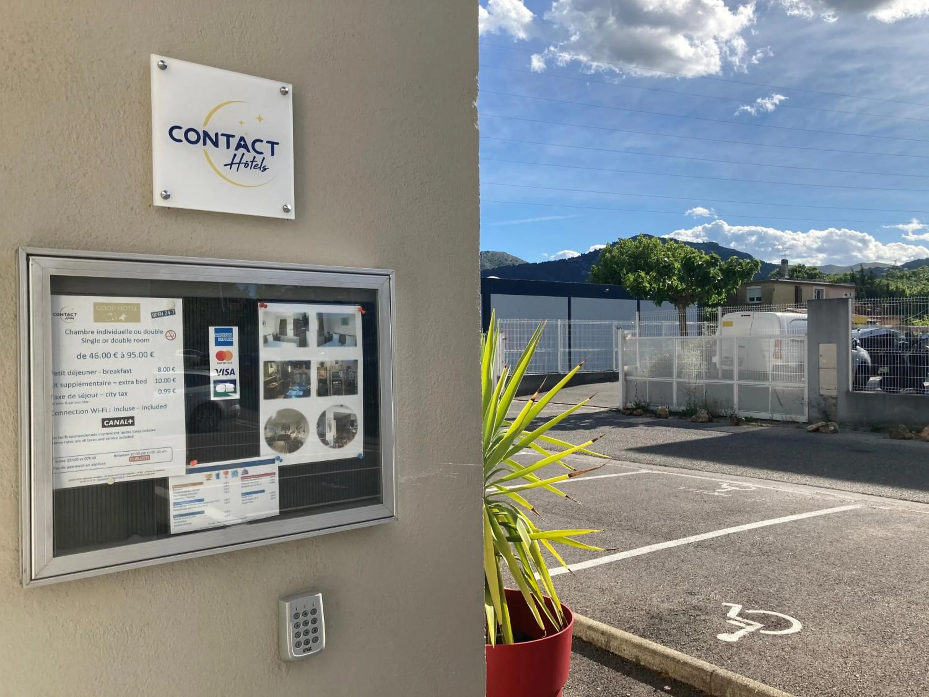 Facade/entrance in Contact Hôtel Marseille Aubagne