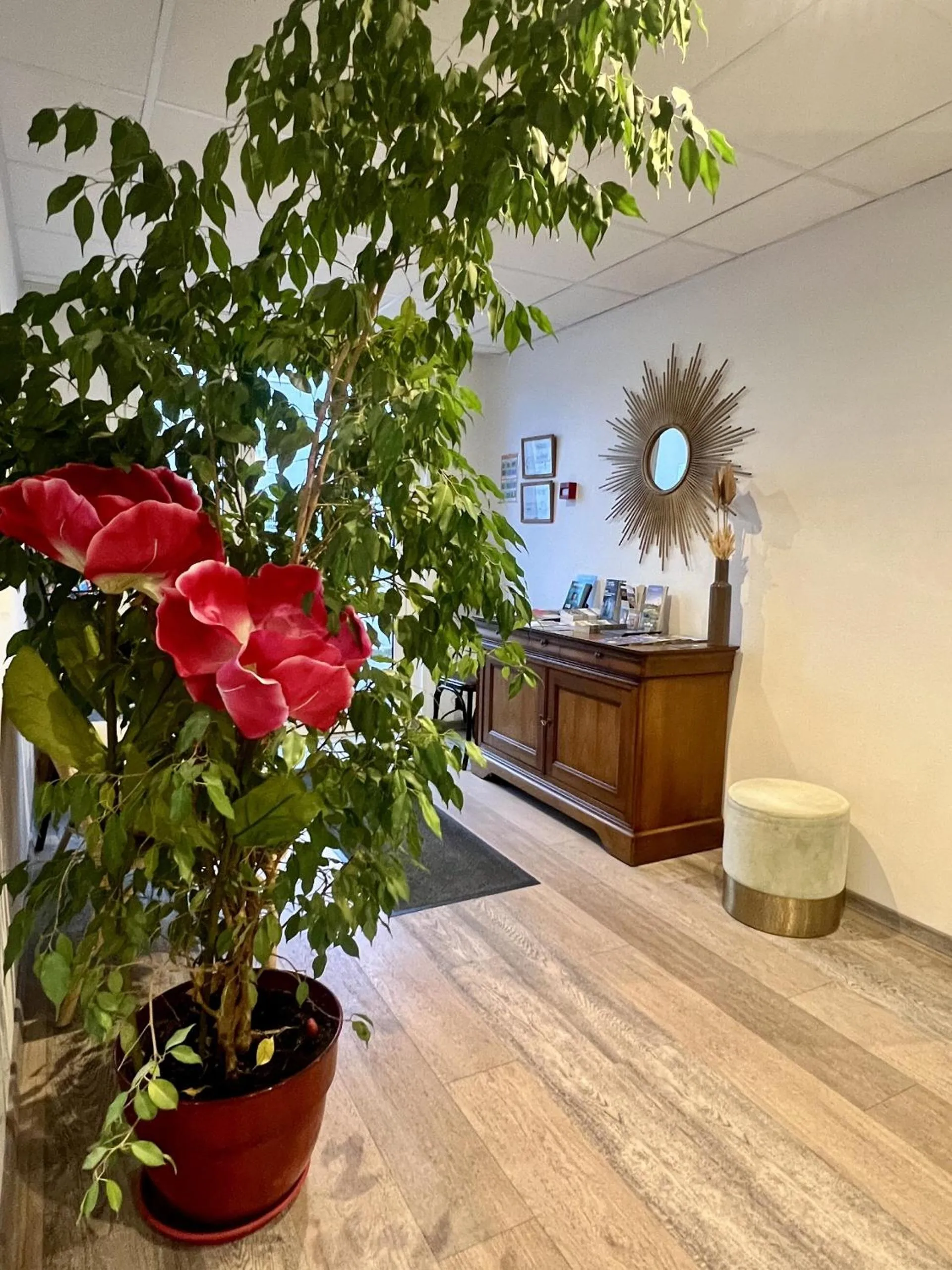 Lobby or reception in Contact Hôtel Marseille Aubagne