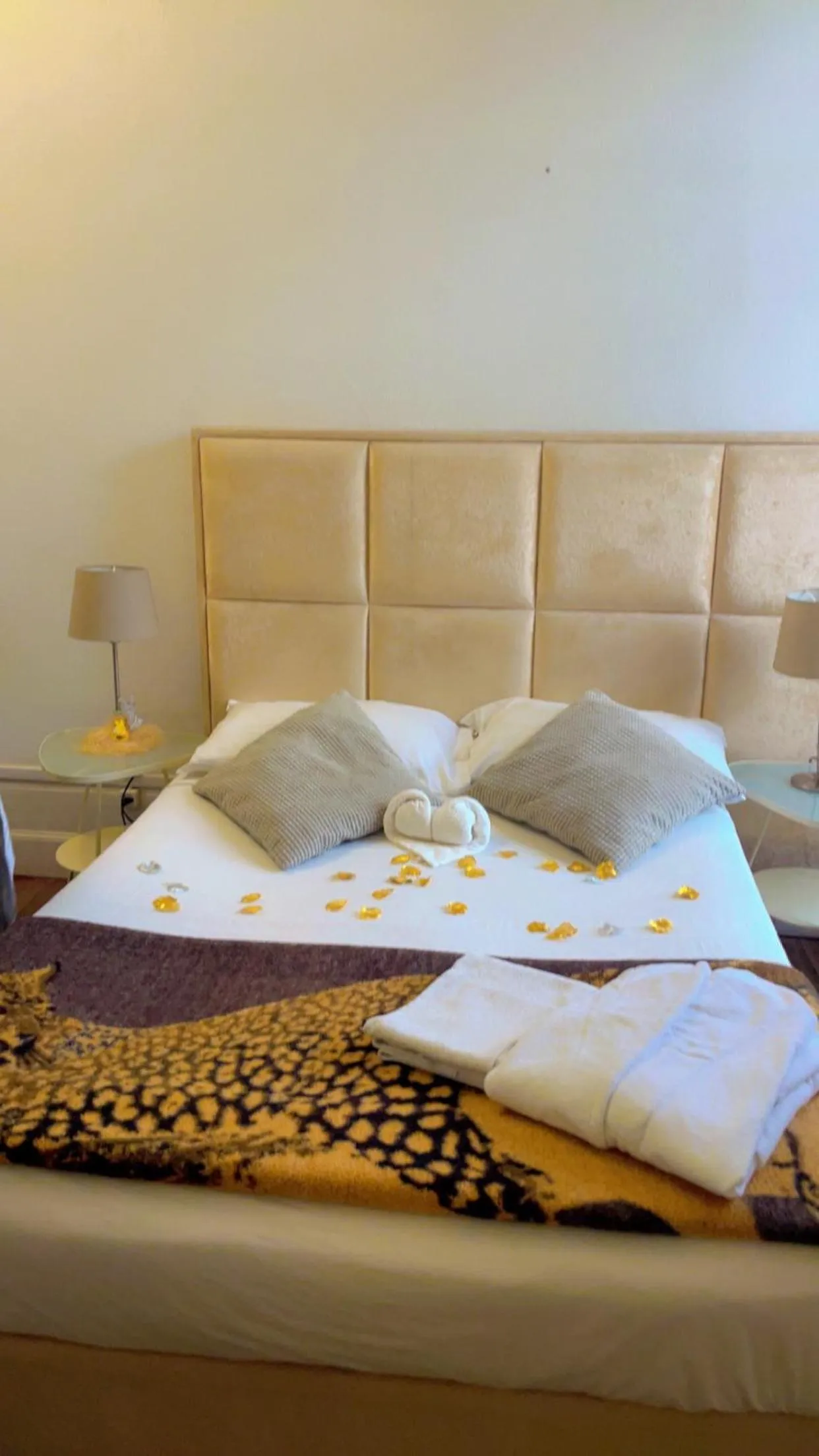 Property building, Bed in WW Hostel & Suites