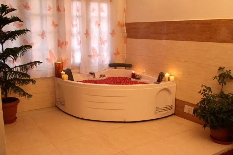 Hot Tub, Bed in Grand View Hotel