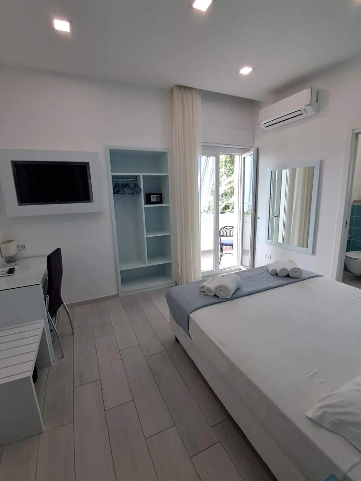 Photo of the whole room in Dreams Tropea Mare "Parking Private"