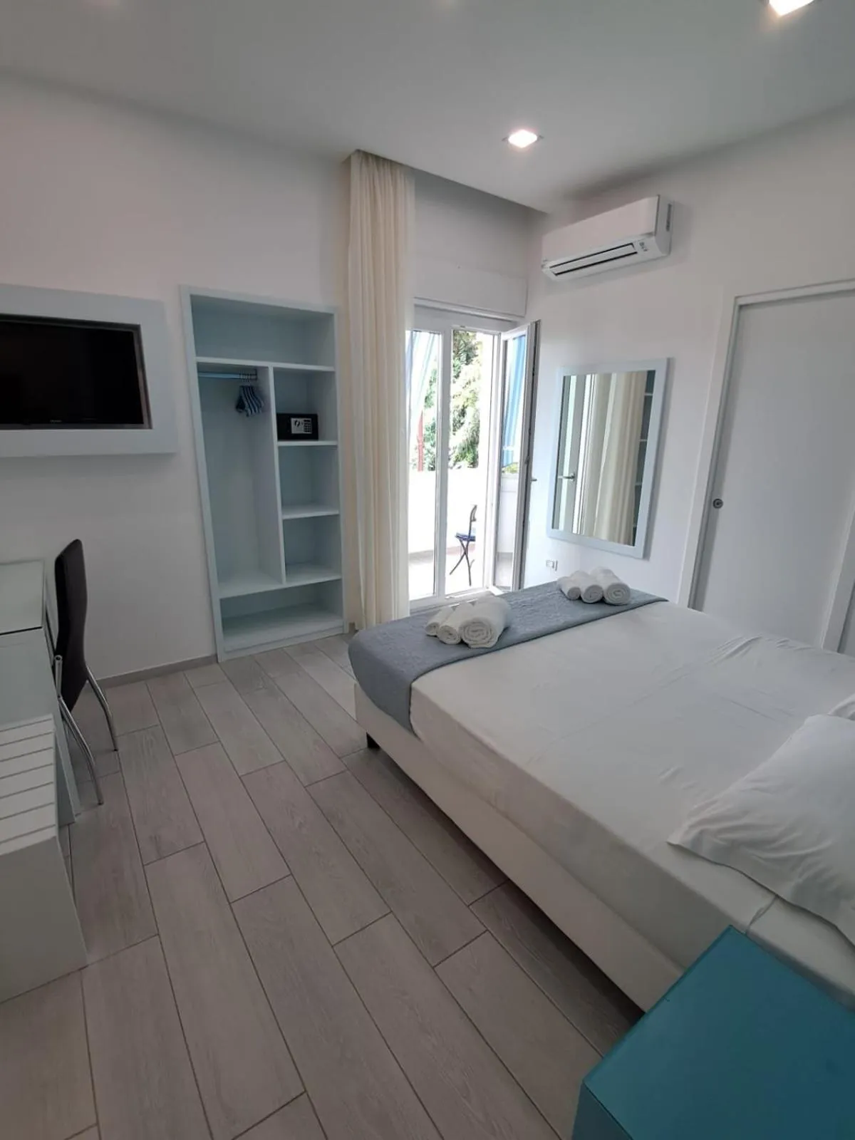 Photo of the whole room in Dreams Tropea Mare "Parking Private"