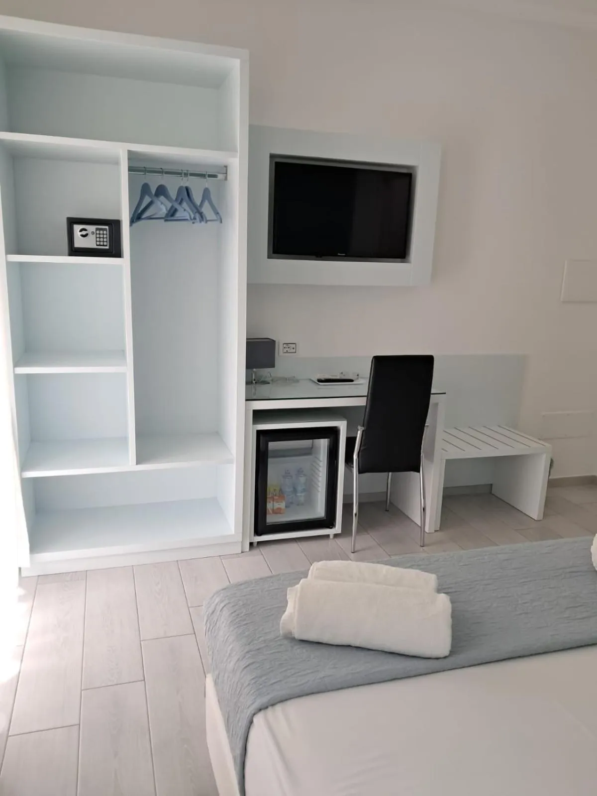 Photo of the whole room in Dreams Tropea Mare "Parking Private"