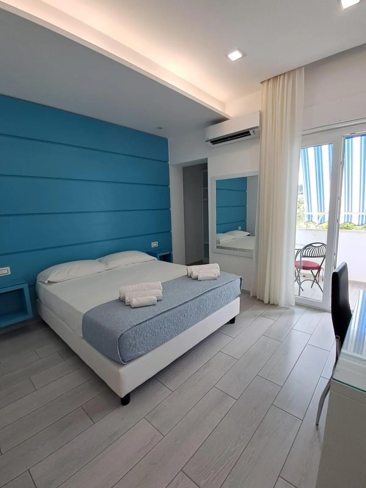 Photo of the whole room in Dreams Tropea Mare "Parking Private"