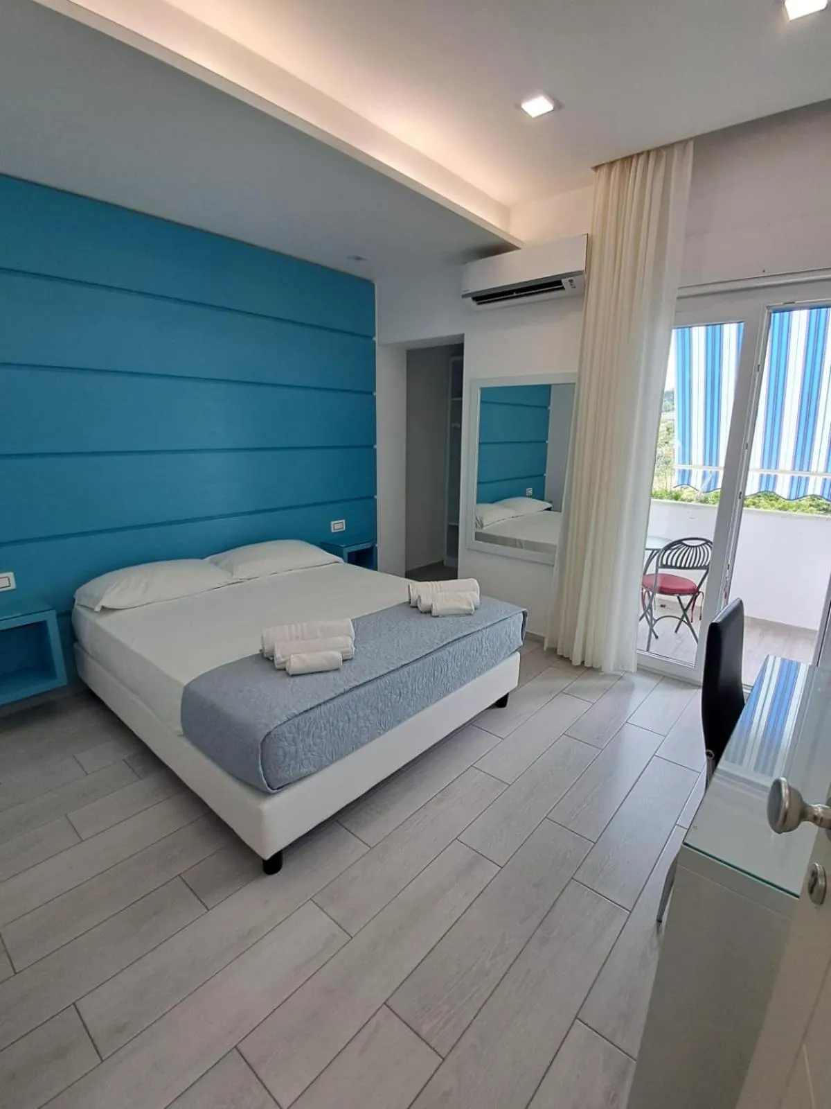 Photo of the whole room in Dreams Tropea Mare "Parking Private"