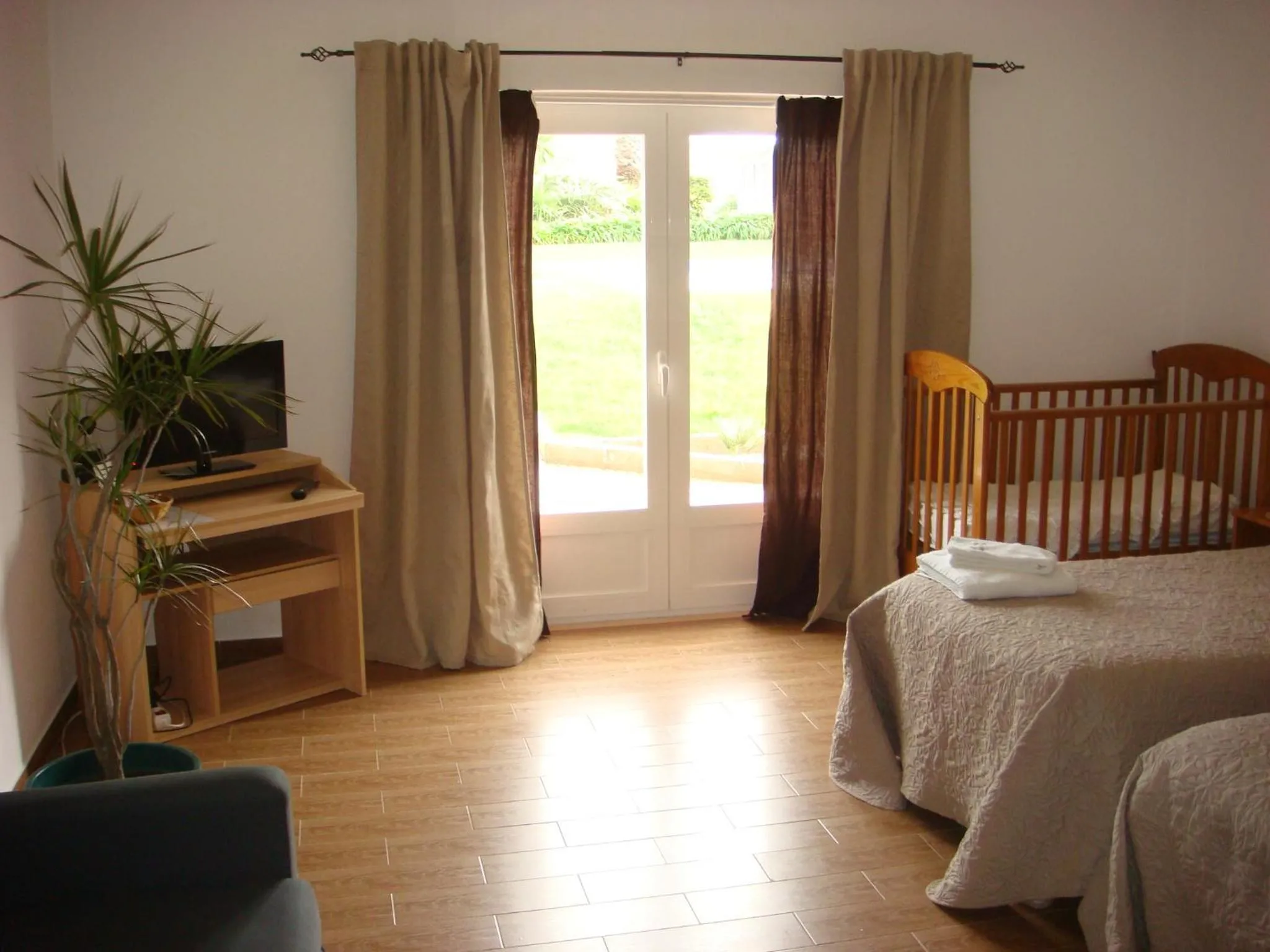 Pool view, Bed in Casa De Hospedes Flor Do Jardim
