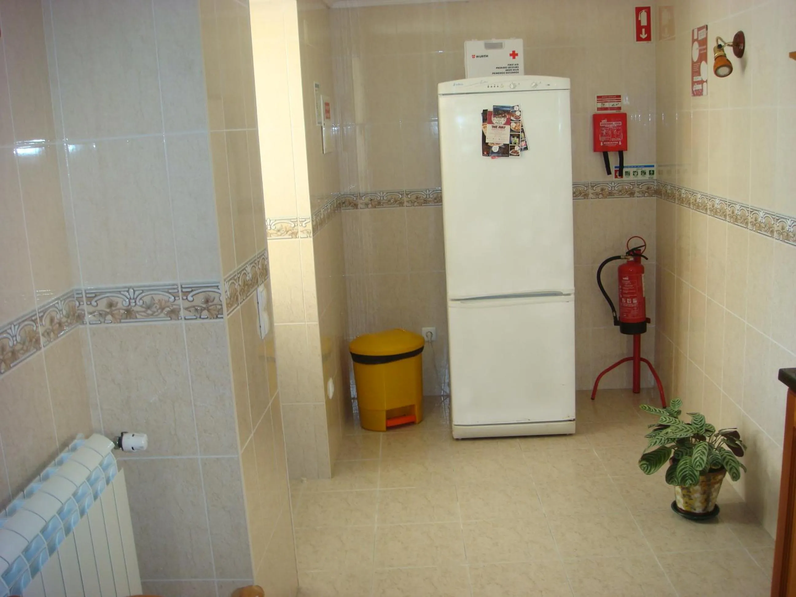 Communal kitchen in Casa De Hospedes Flor Do Jardim