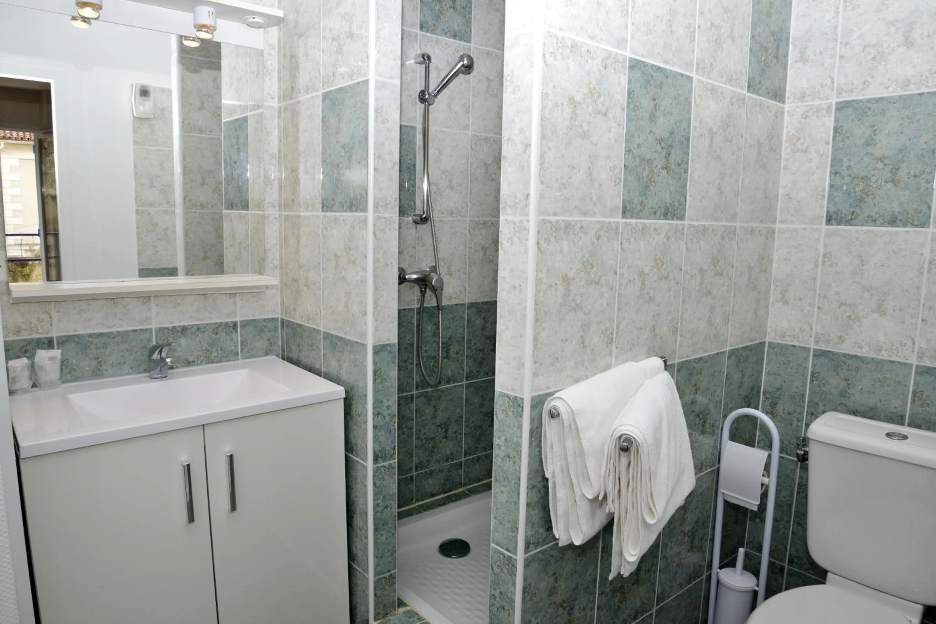 Bathroom in Hôtel Des Arceaux