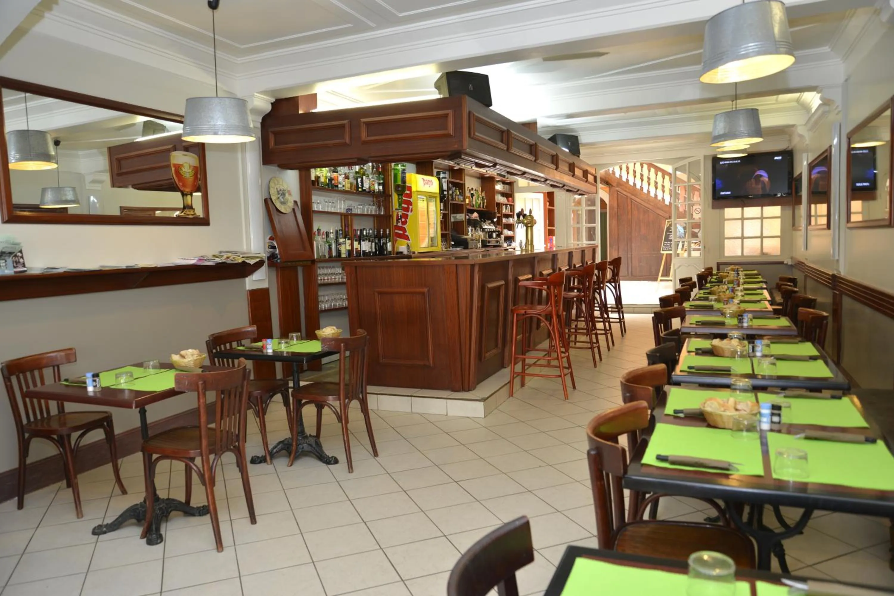 Restaurant/places to eat in Hôtel Des Arceaux