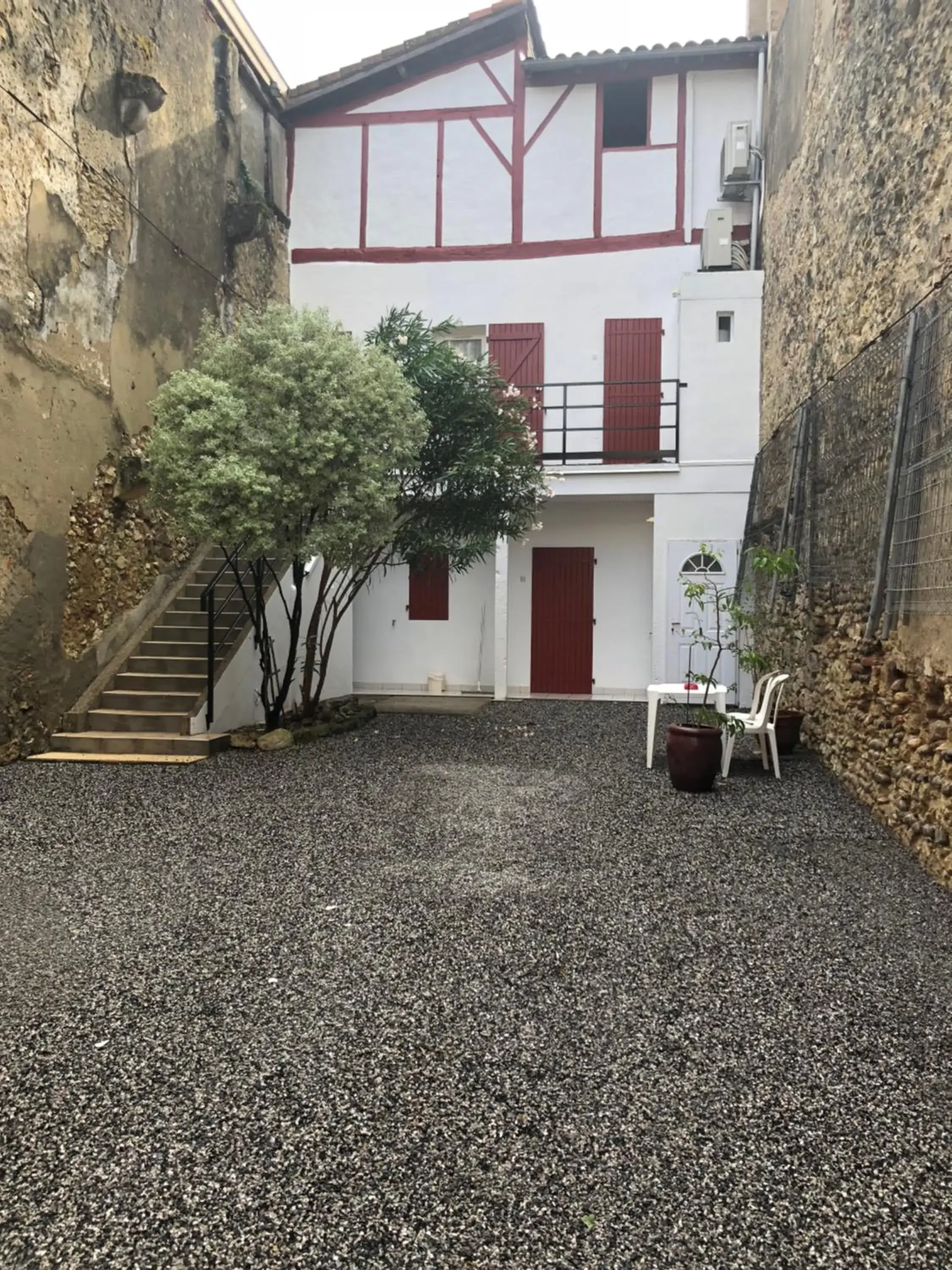 Family Room with Bathroom in Hôtel Des Arceaux Family Room with Bathroom in Hôtel Des Arceaux
