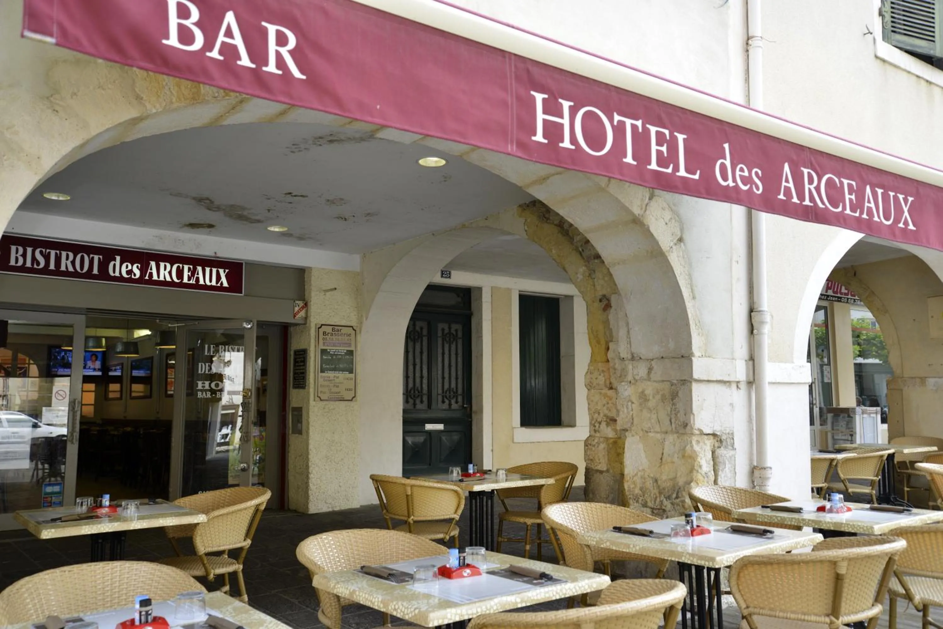 Patio in Hôtel Des Arceaux