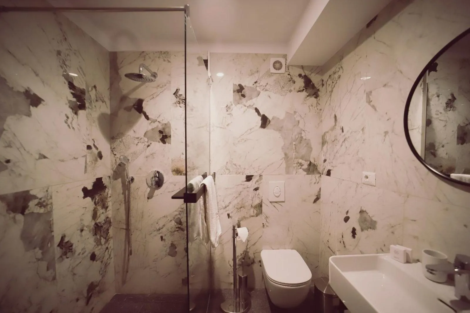 Bathroom in Hotel Dumbrava