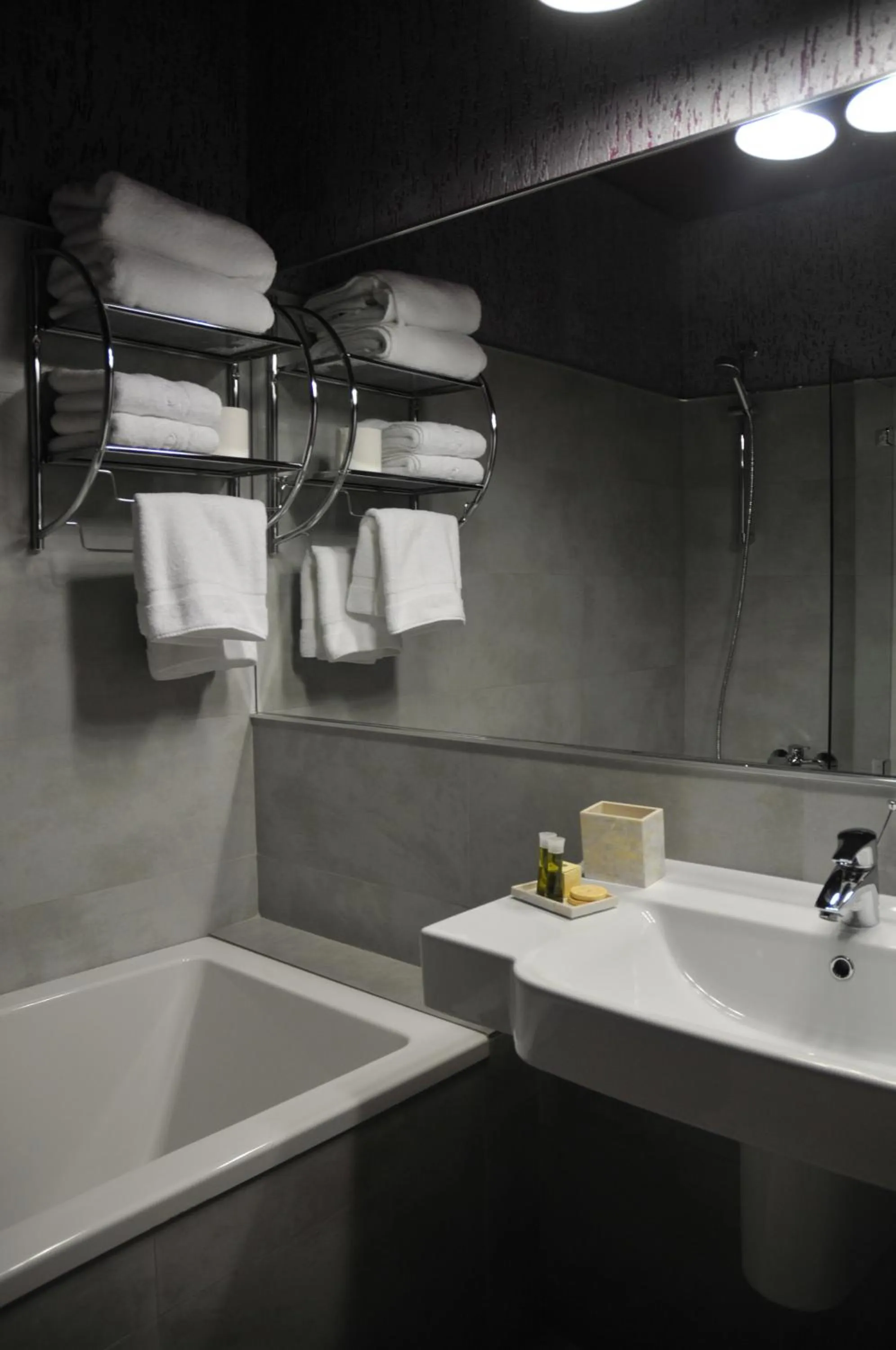 Bathroom in Hotel Dumbrava