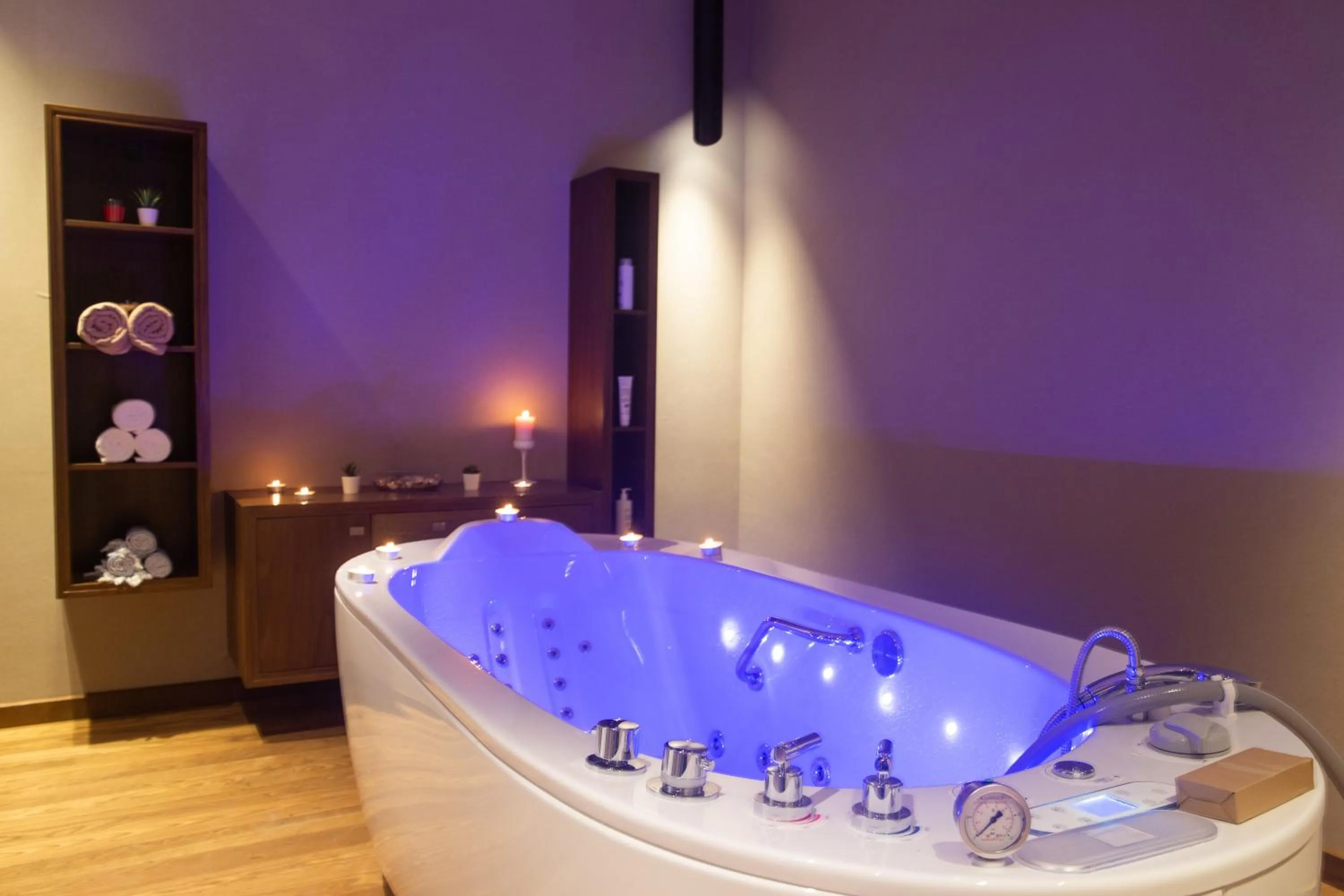 Hot Tub in ON'LIVE HOTEL