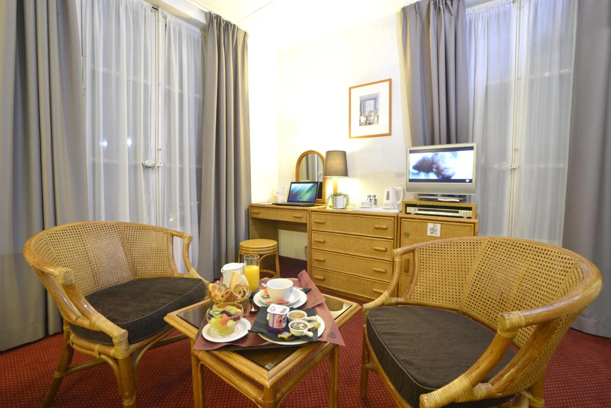 TV and multimedia in Hôtel d’Angleterre Grenoble Hyper-Centre