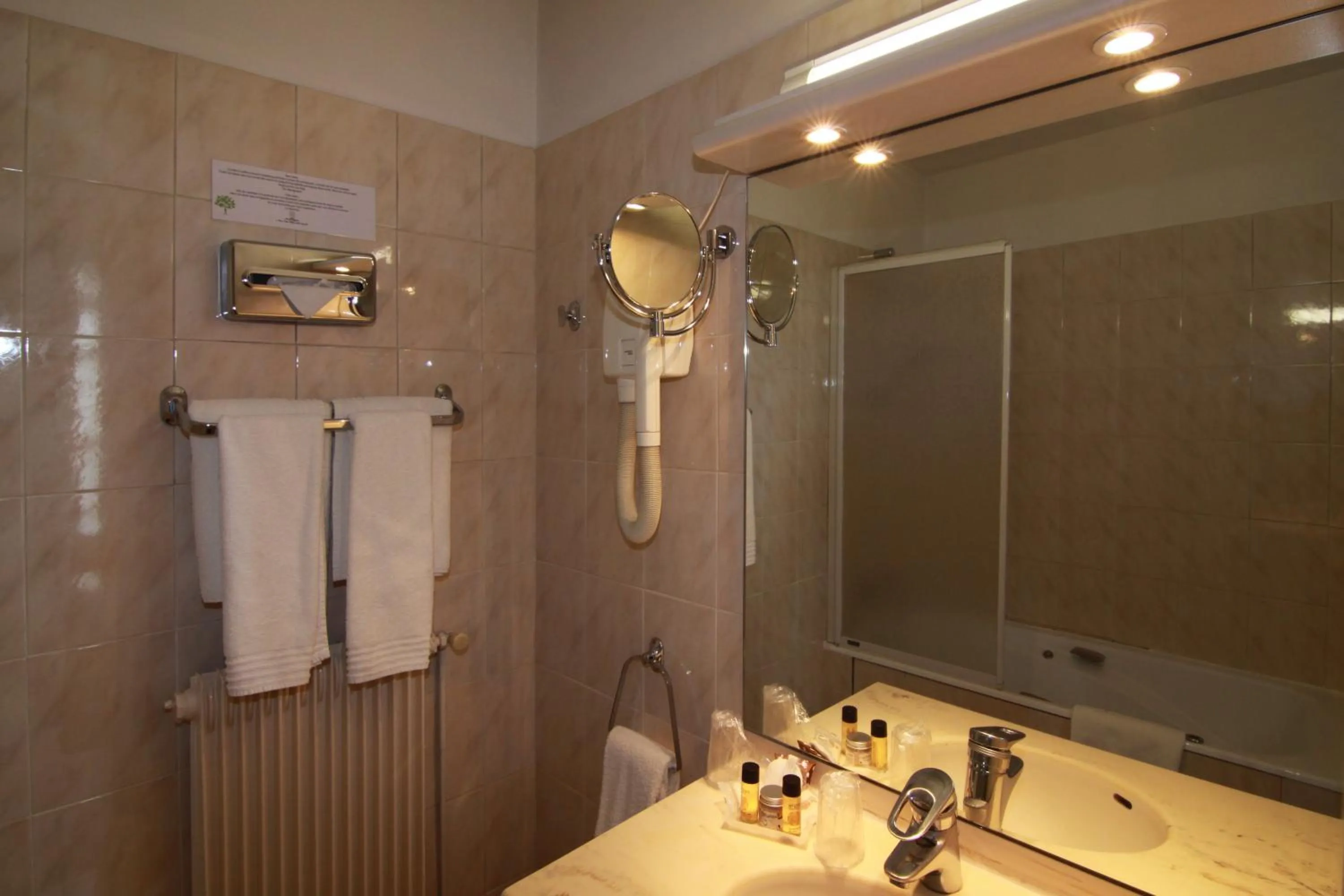 Bathroom in Hôtel d’Angleterre Grenoble Hyper-Centre