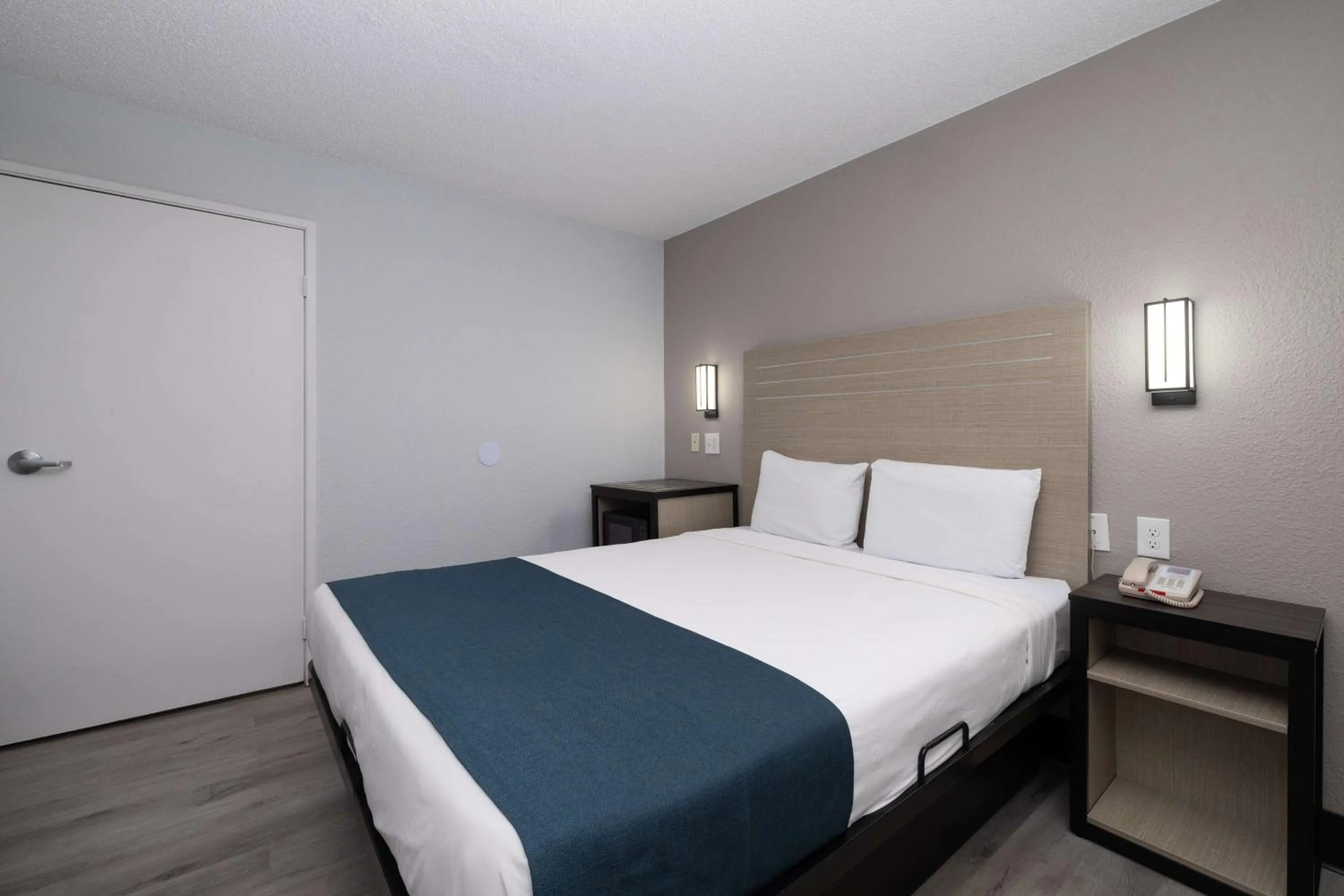 Bedroom, Bed in Motel 6-Tempe, AZ - Broadway - ASU