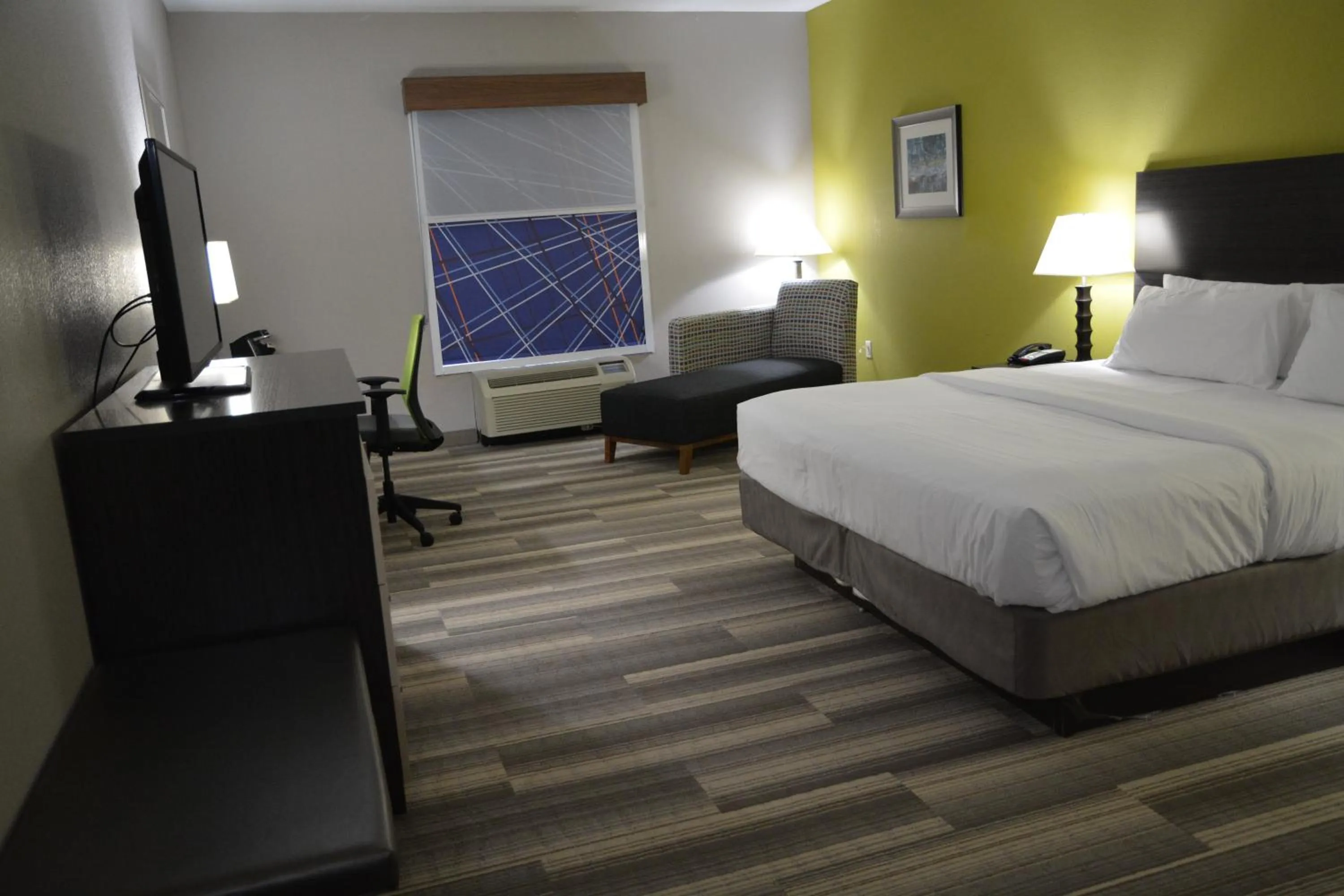 Bed in Holiday Inn Express & Suites Caryville by IHG