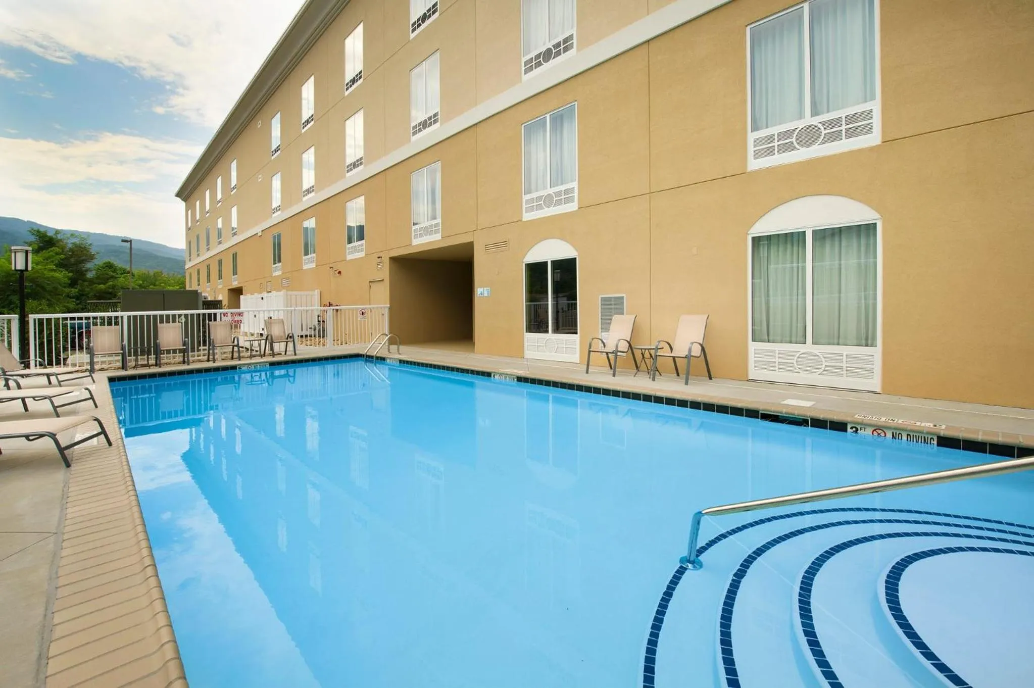 Swimming pool in Holiday Inn Express & Suites Caryville by IHG