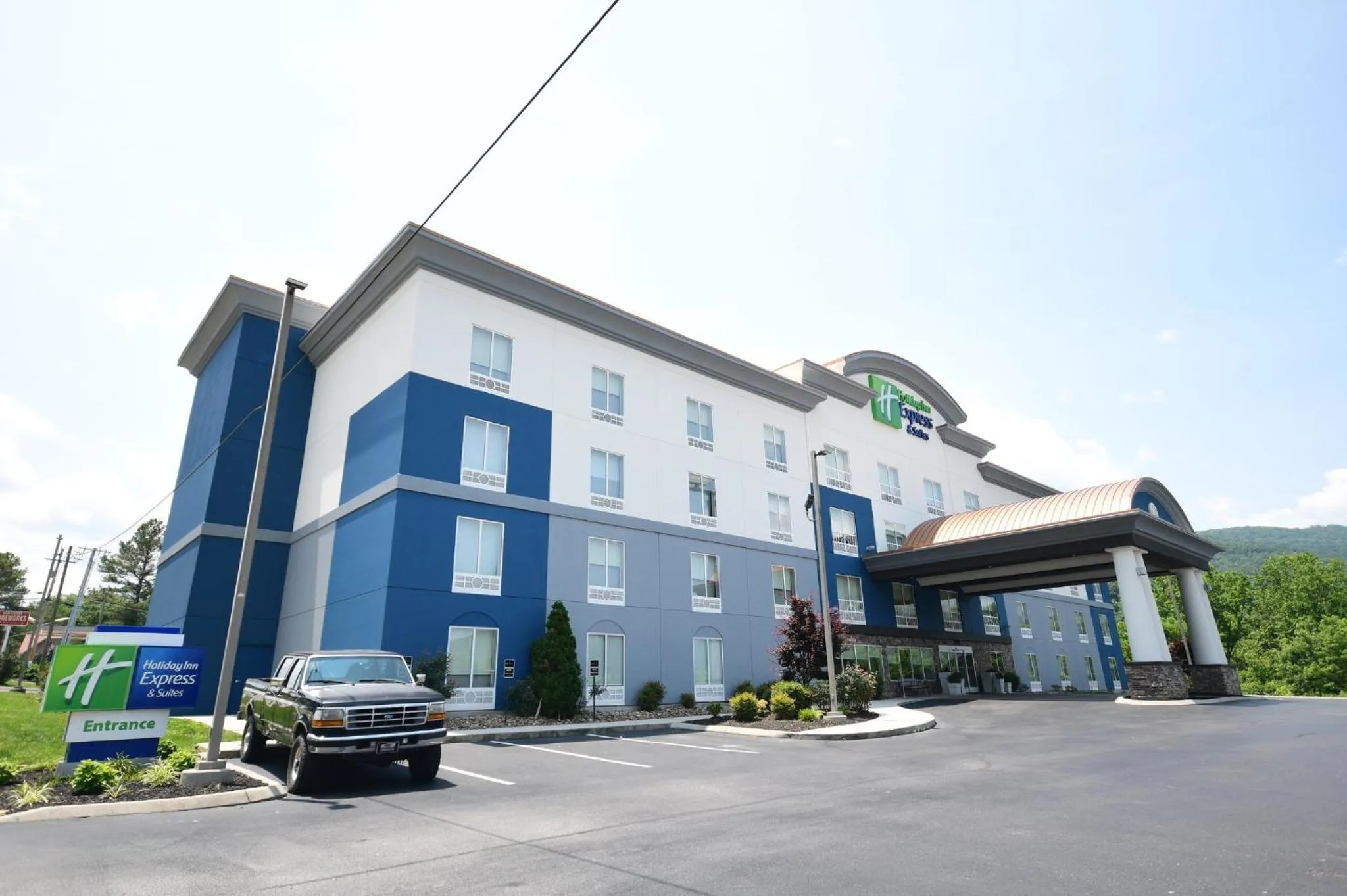 Property building in Holiday Inn Express & Suites Caryville by IHG