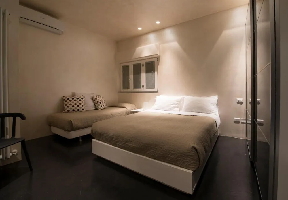 Photo of the whole room, Bed in B&B Lounge