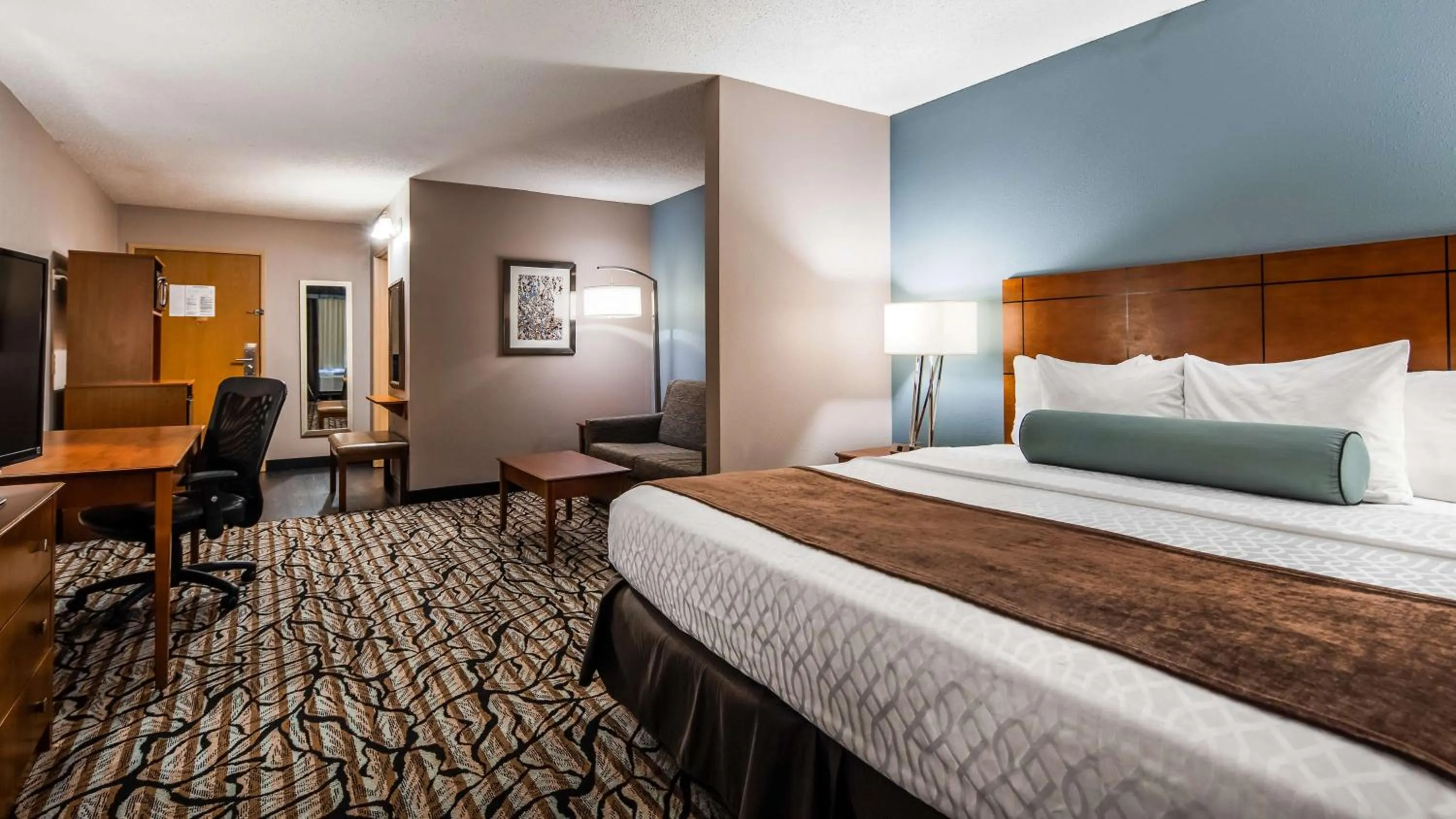 Photo of the whole room, Bed in Best Western Plus Blaine at the National Sports Center