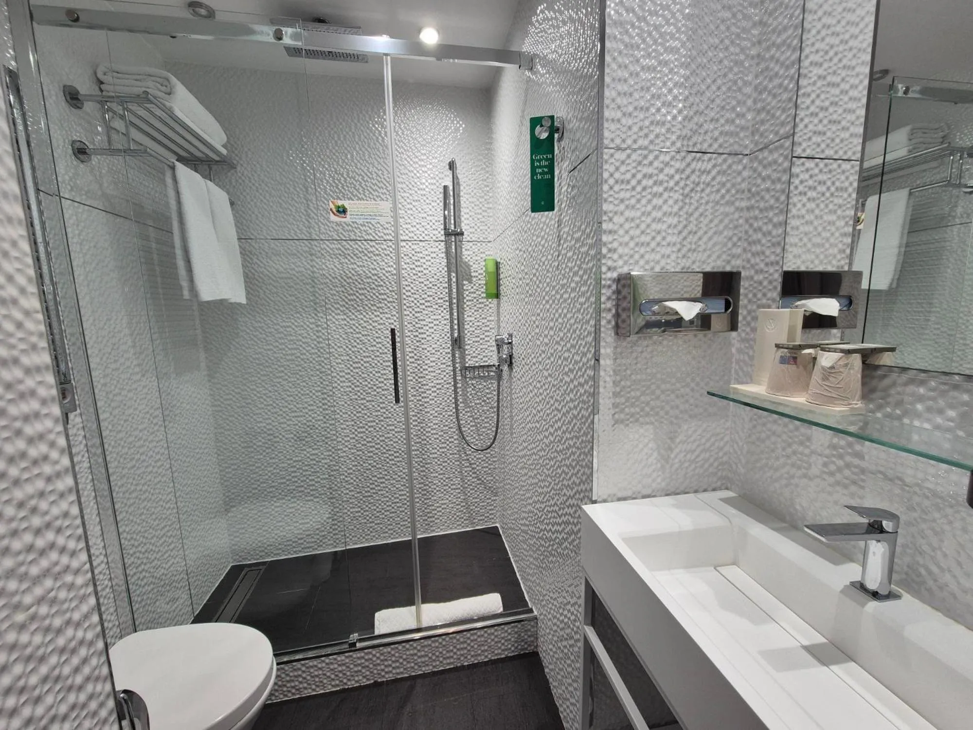 Bathroom in GOLDEN TULIP CANNES HOTEL de PARIS