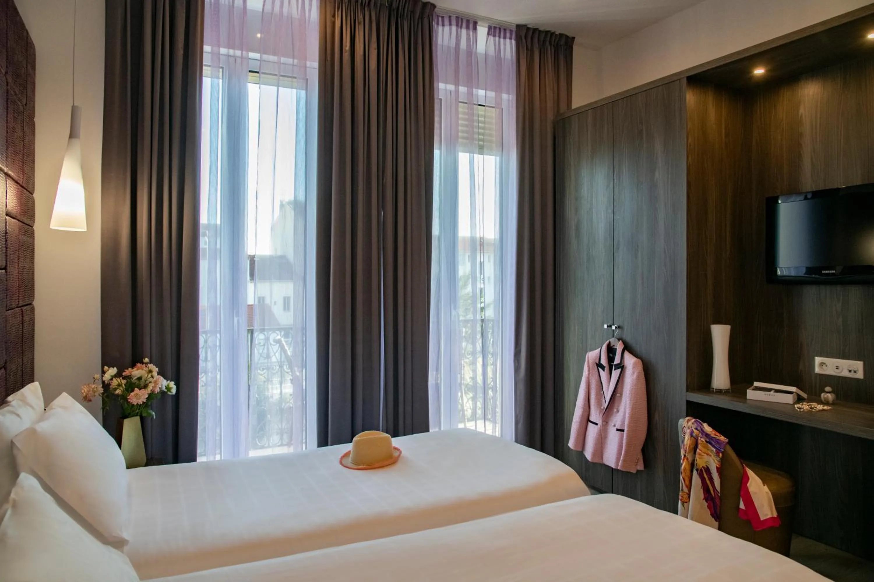 City view, Bed in GOLDEN TULIP CANNES HOTEL de PARIS