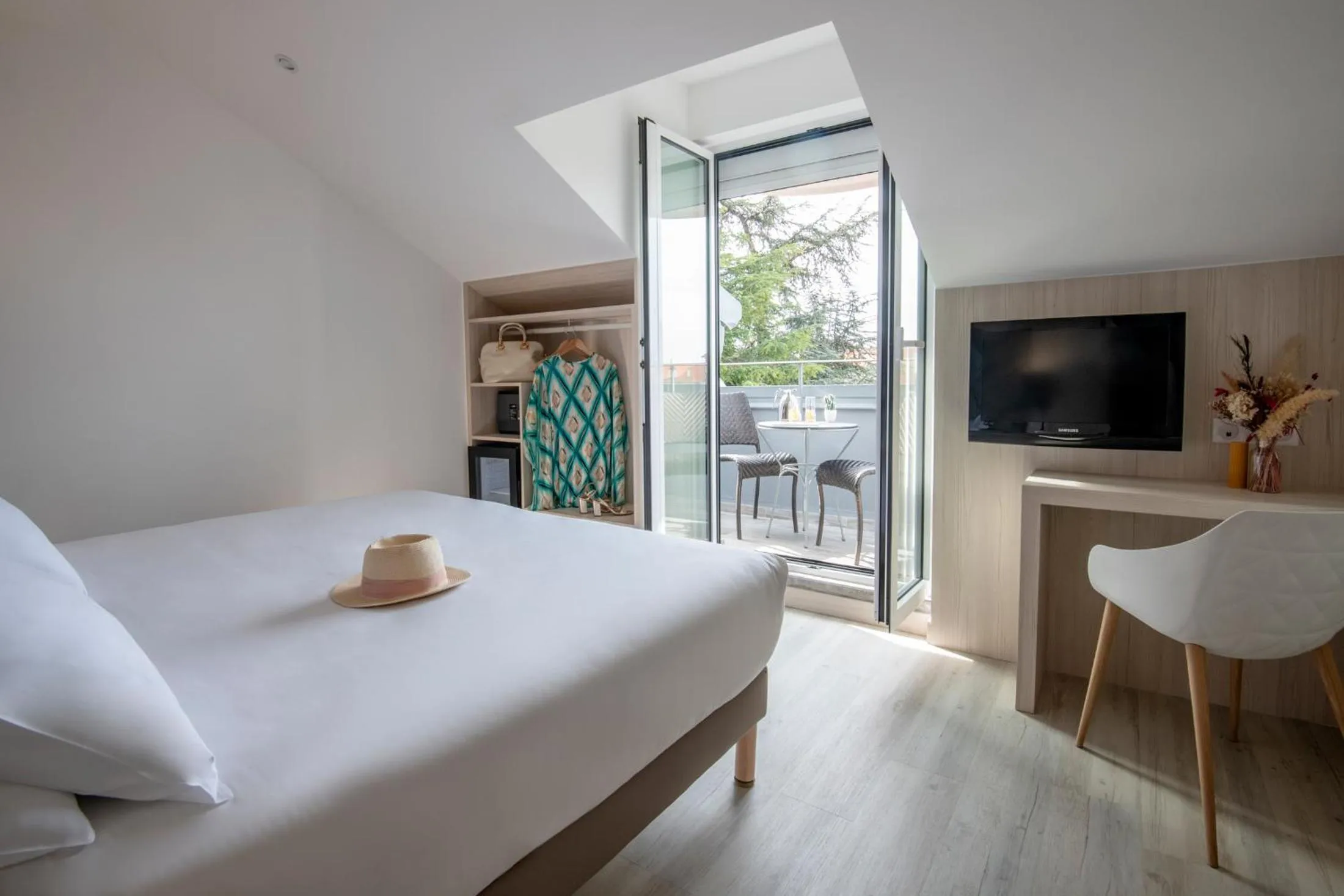 Decorative detail, Bed in GOLDEN TULIP CANNES HOTEL de PARIS