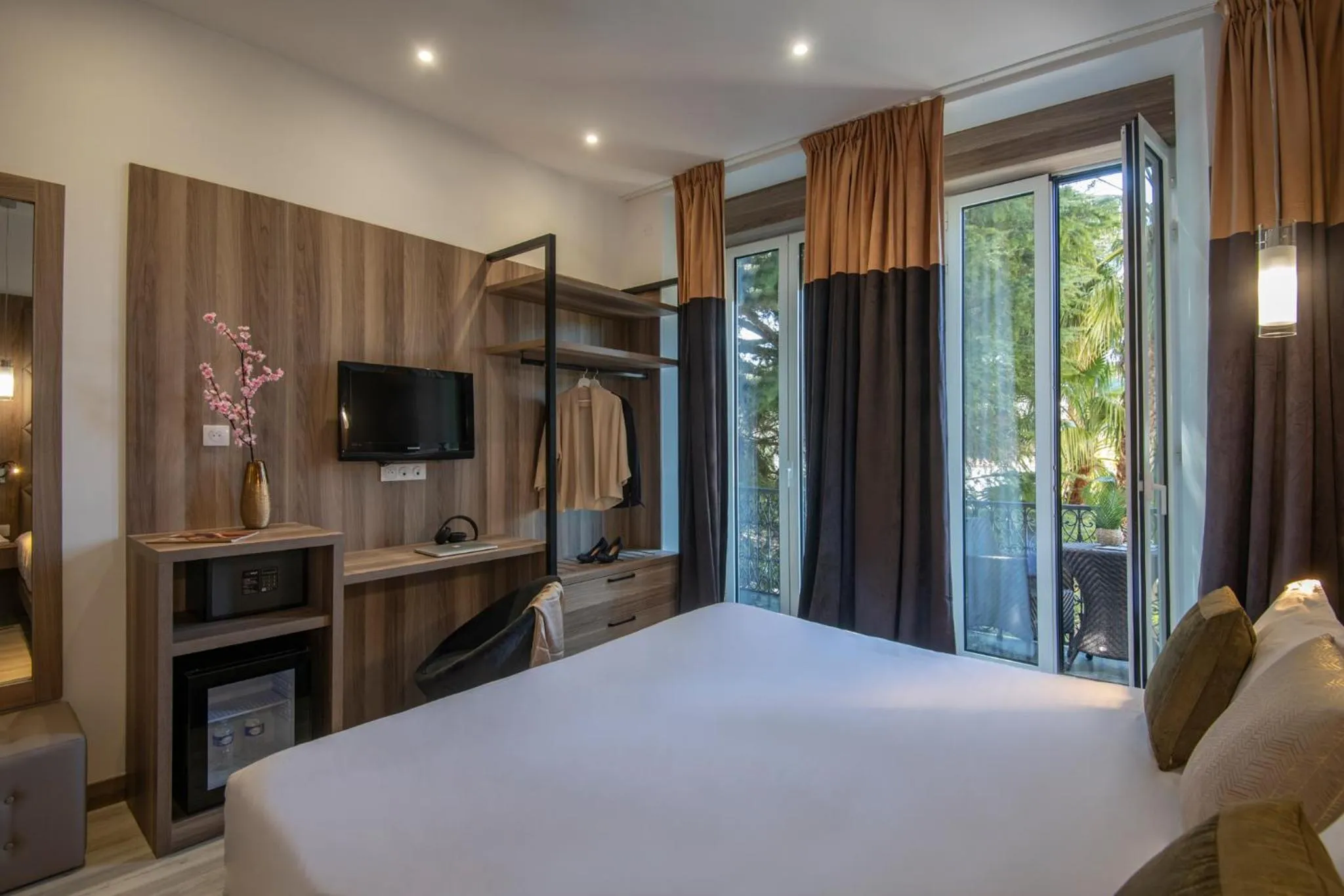 City view, Bed in GOLDEN TULIP CANNES HOTEL de PARIS