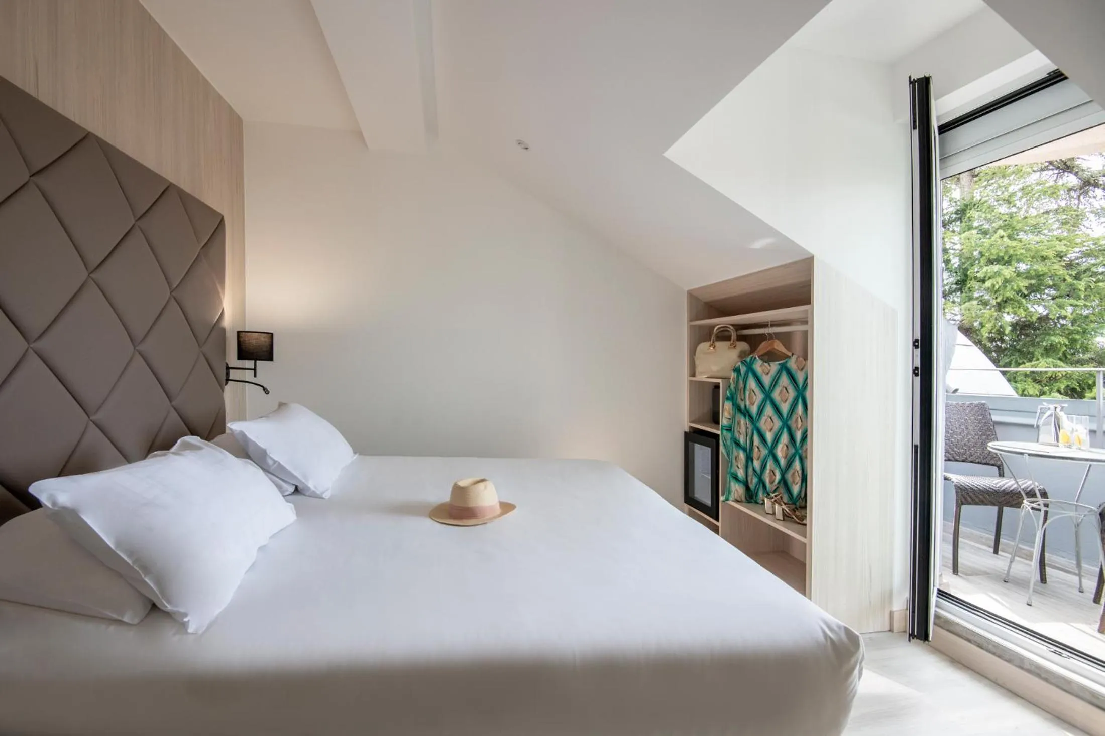 Decorative detail, Bed in GOLDEN TULIP CANNES HOTEL de PARIS